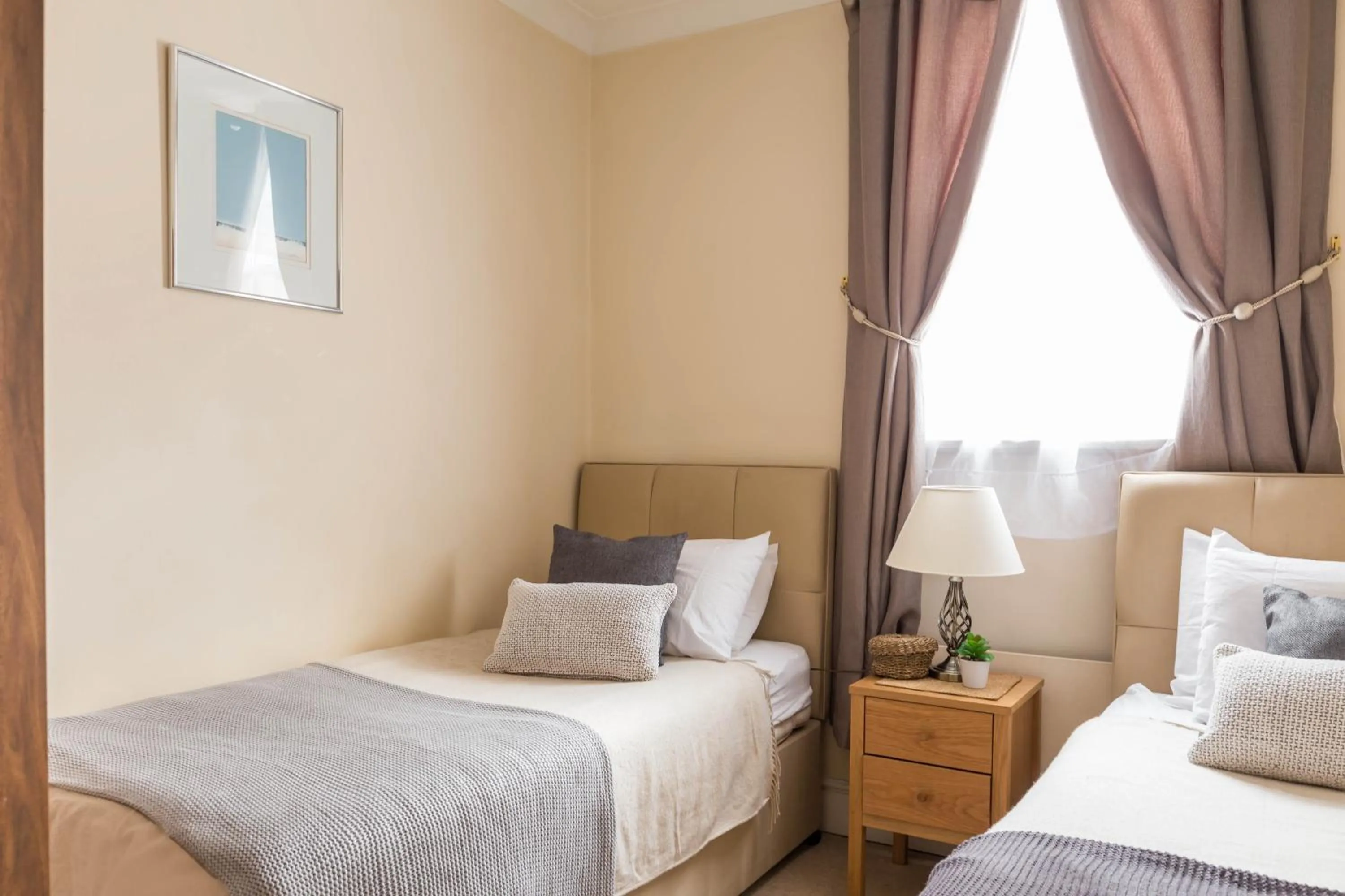 Bed in Park Lane Apartments - Clarges Street