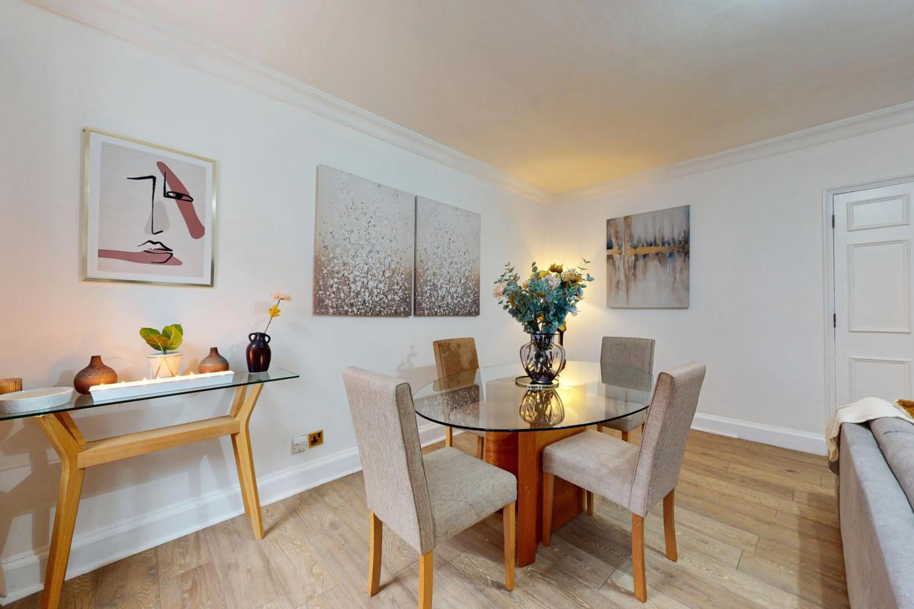 Living room in Park Lane Apartments - Clarges Street