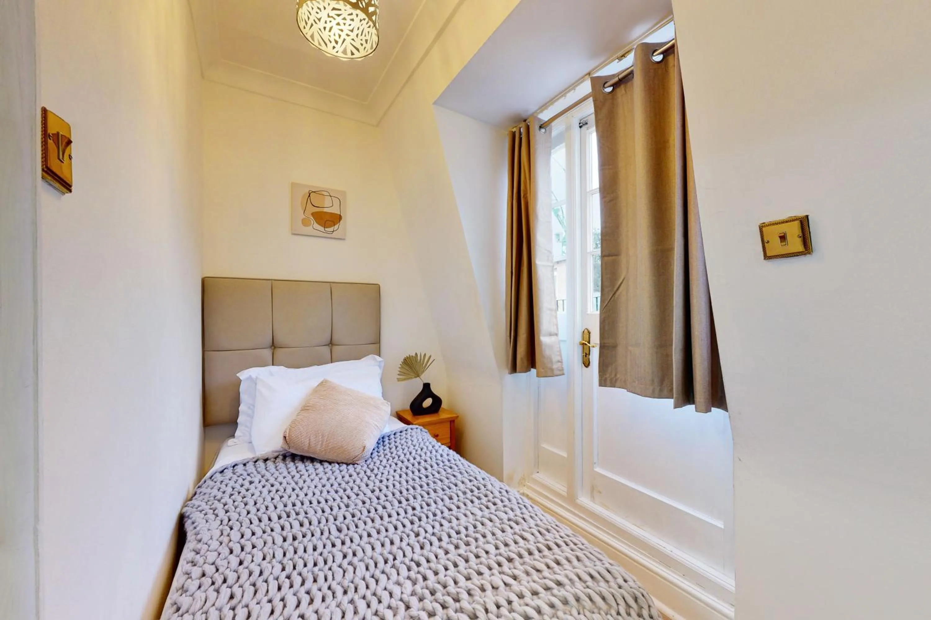 Bed in Park Lane Apartments - Clarges Street