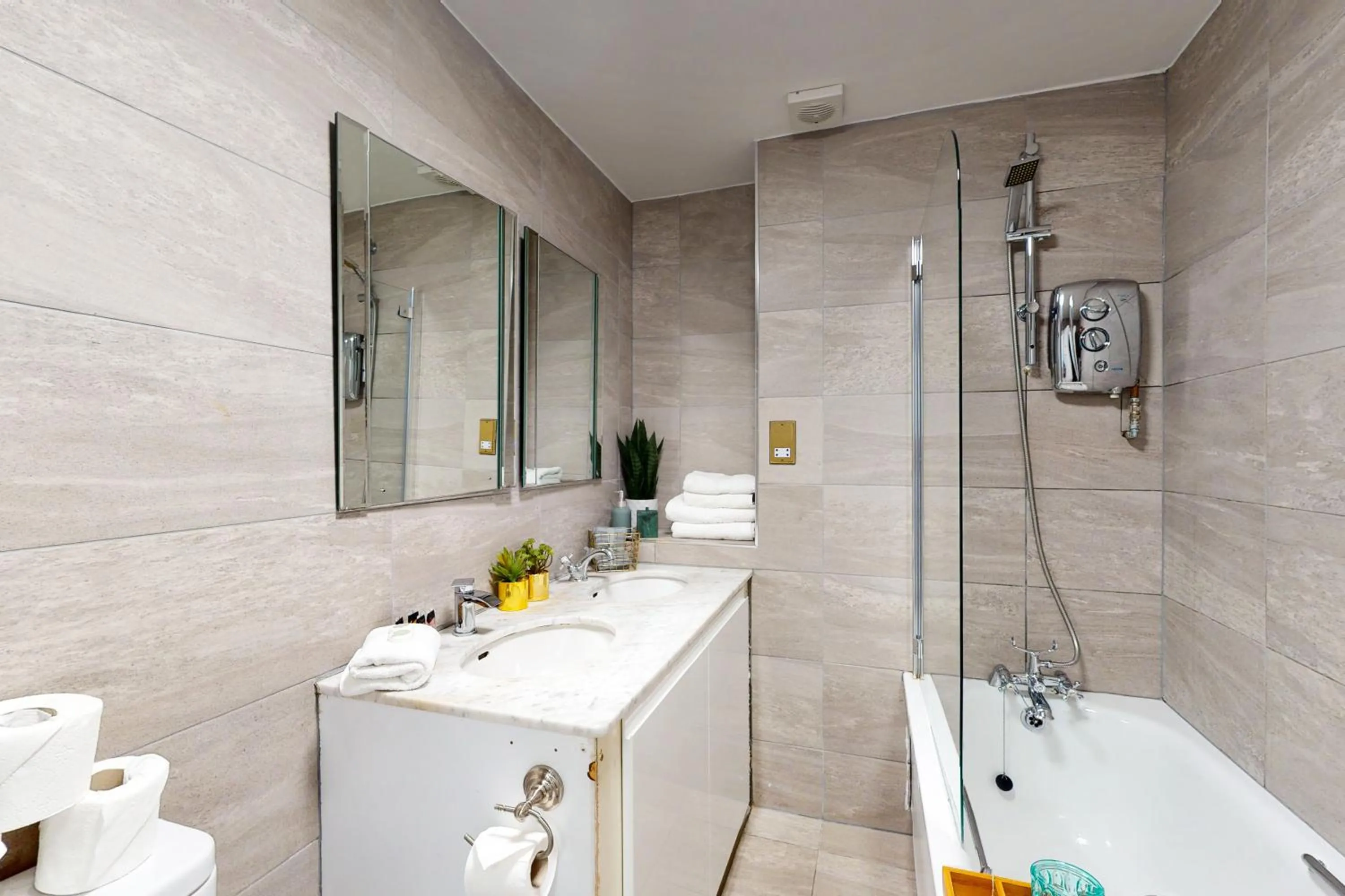Bathroom in Park Lane Apartments - Clarges Street