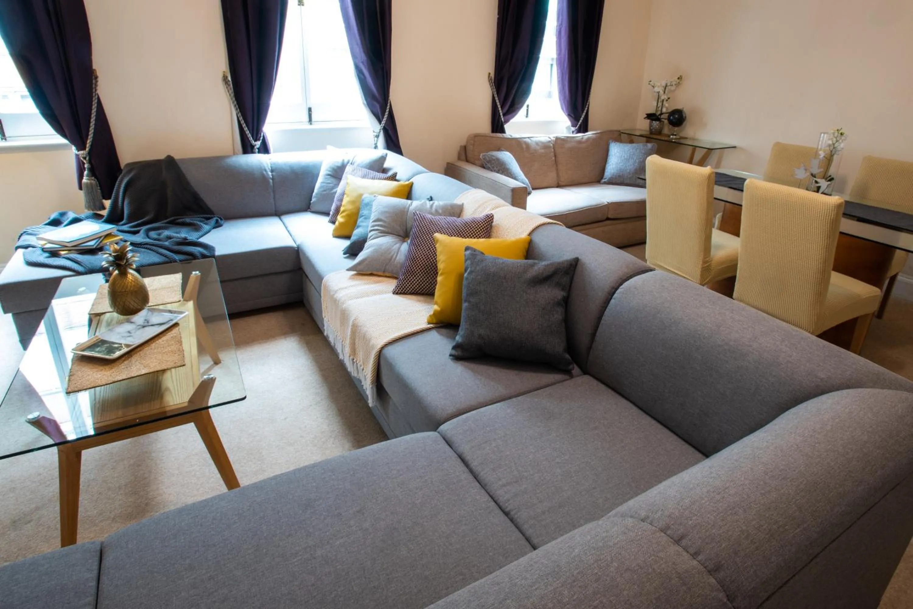 Living room in Park Lane Apartments - Clarges Street