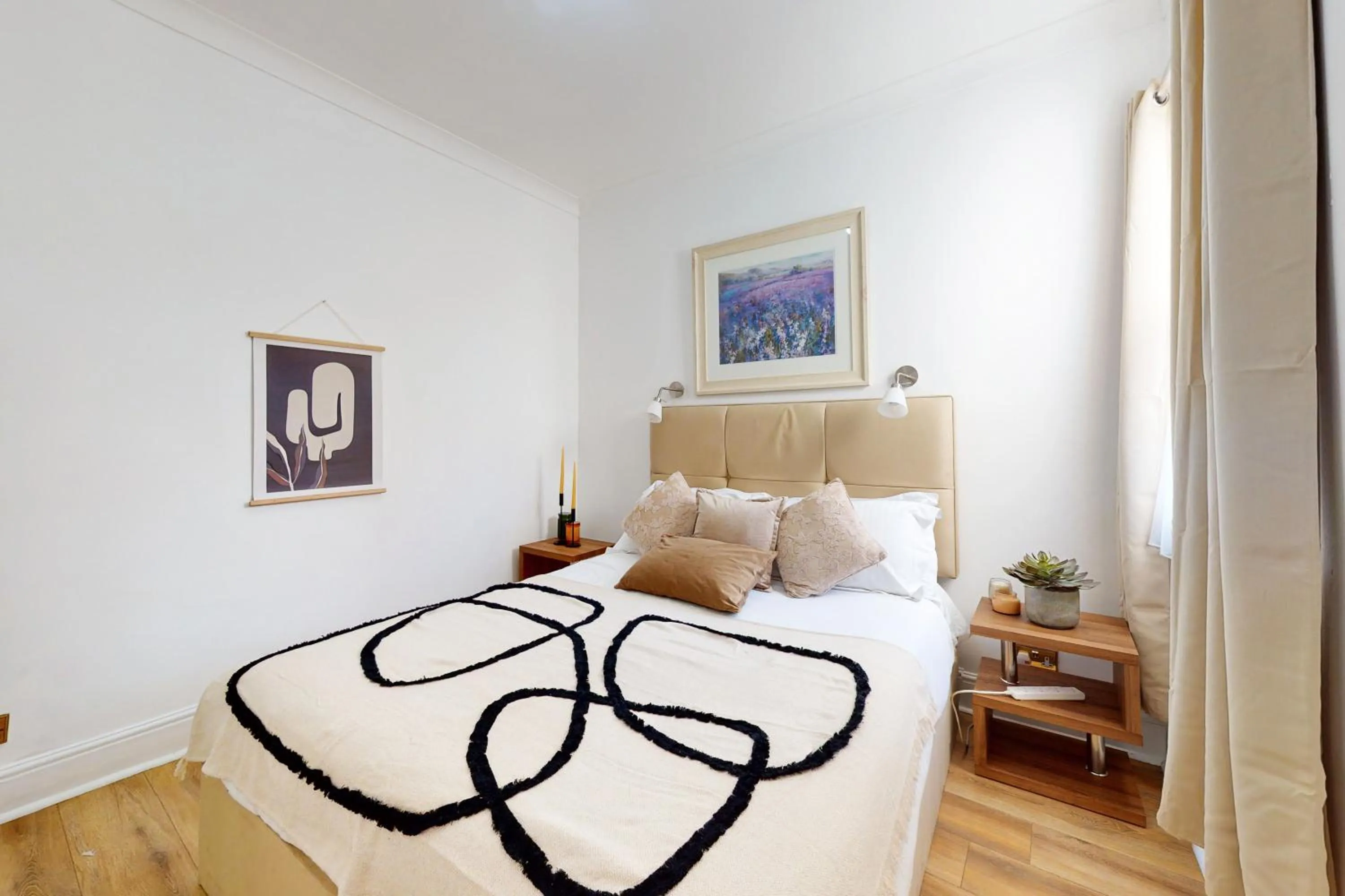 Bed in Park Lane Apartments - Clarges Street