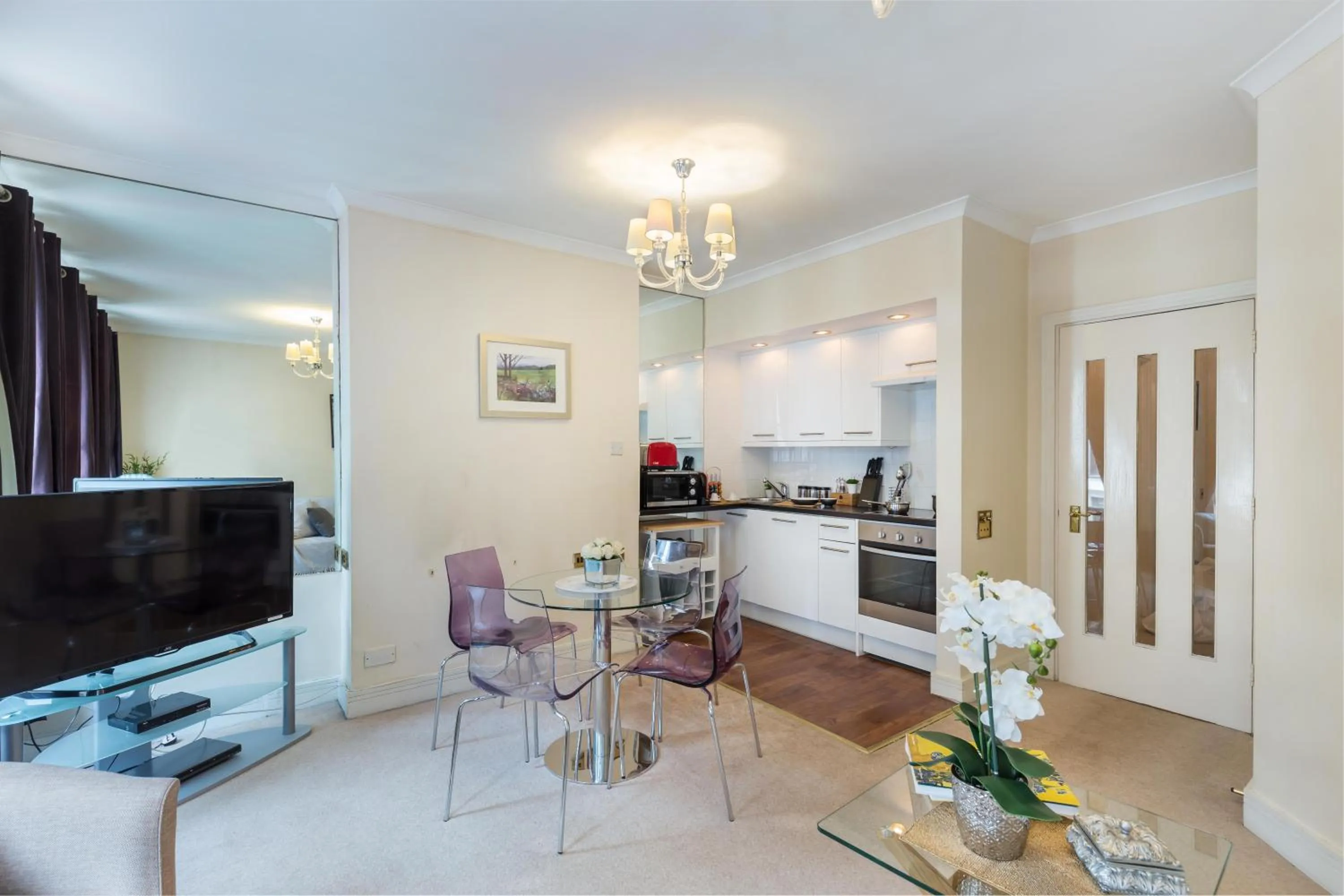 TV and multimedia in Park Lane Apartments - Clarges Street