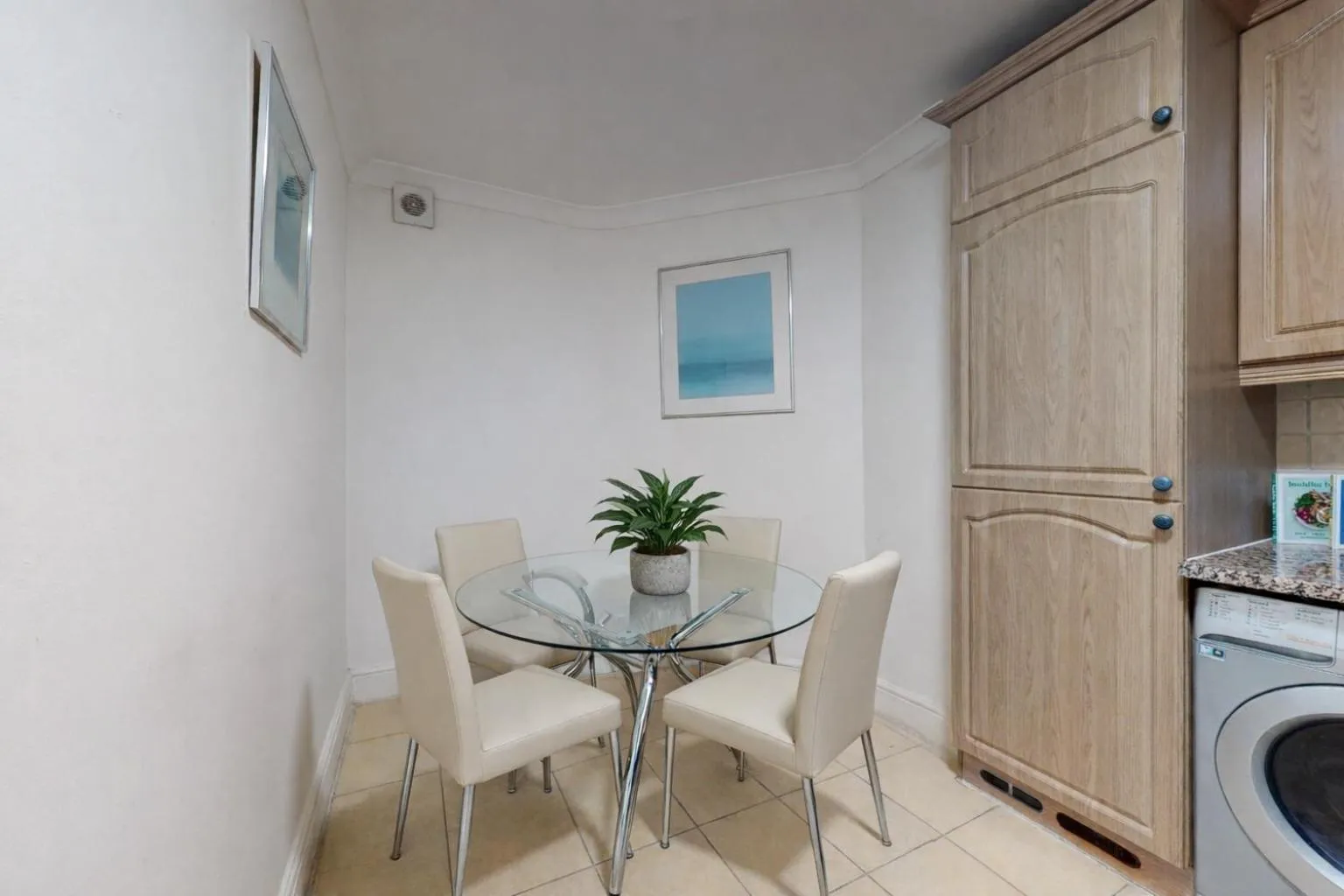 Dining area in Park Lane Apartments - Clarges Street