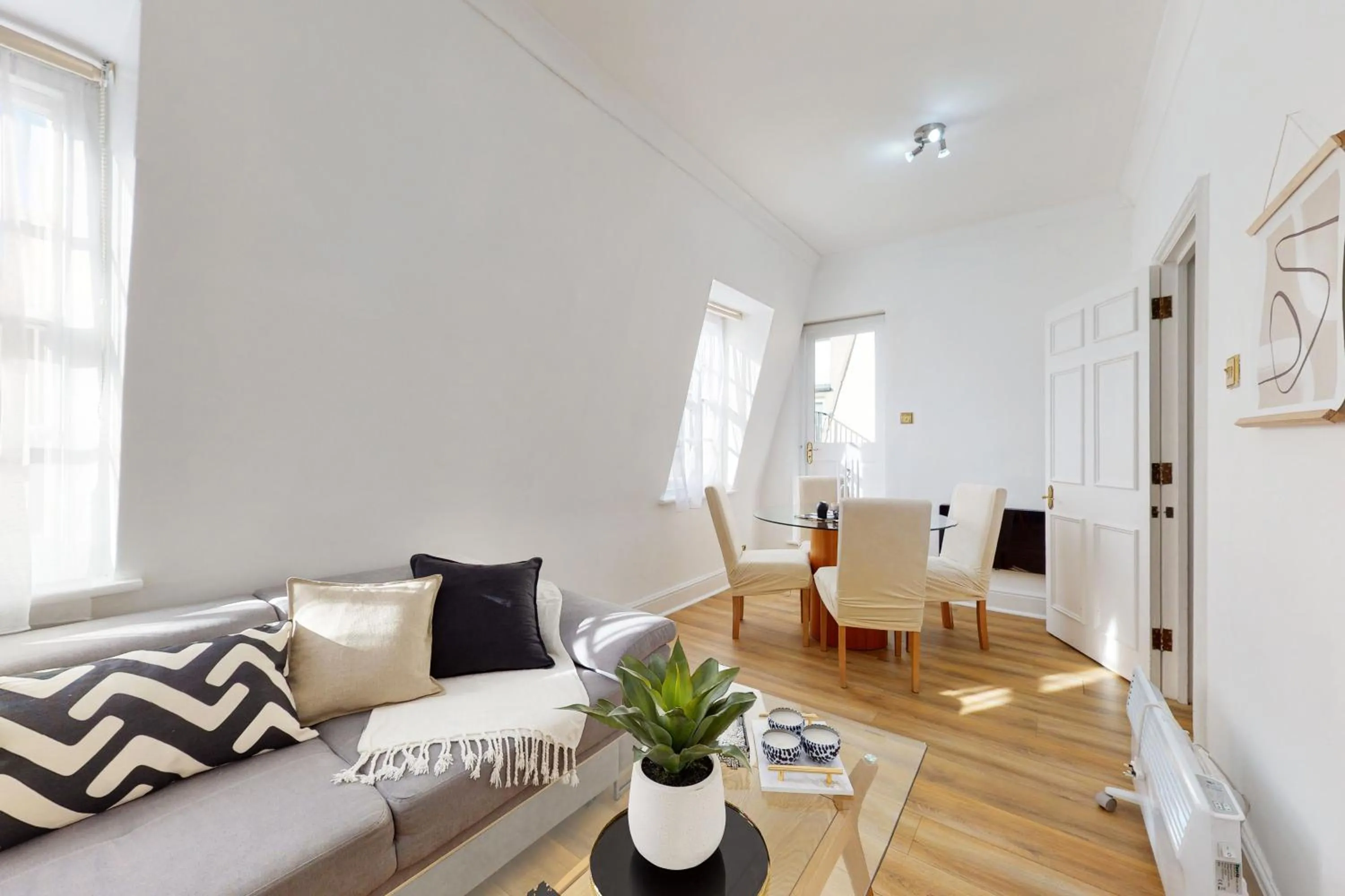 Living room in Park Lane Apartments - Clarges Street
