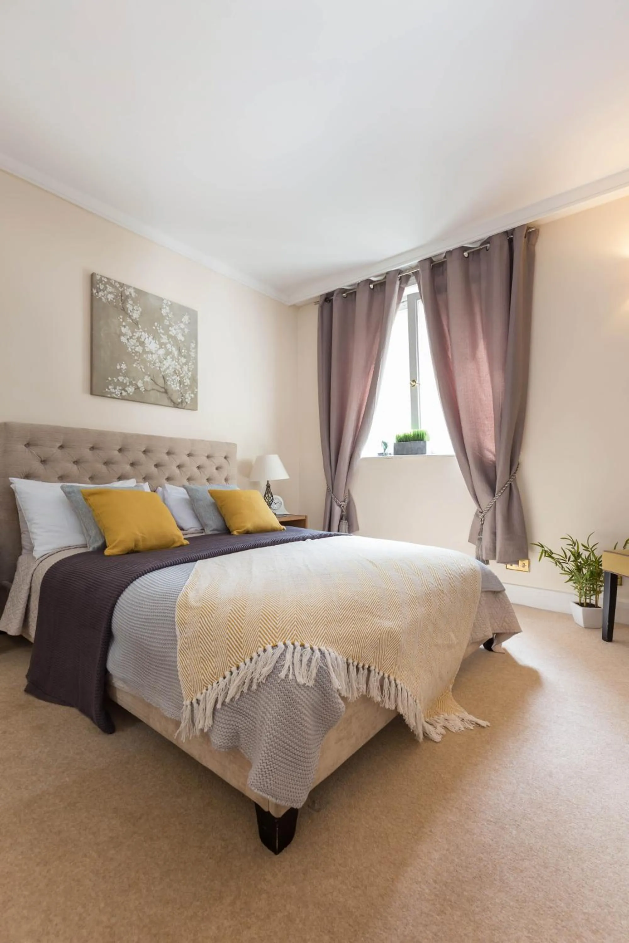 Bed in Park Lane Apartments - Clarges Street