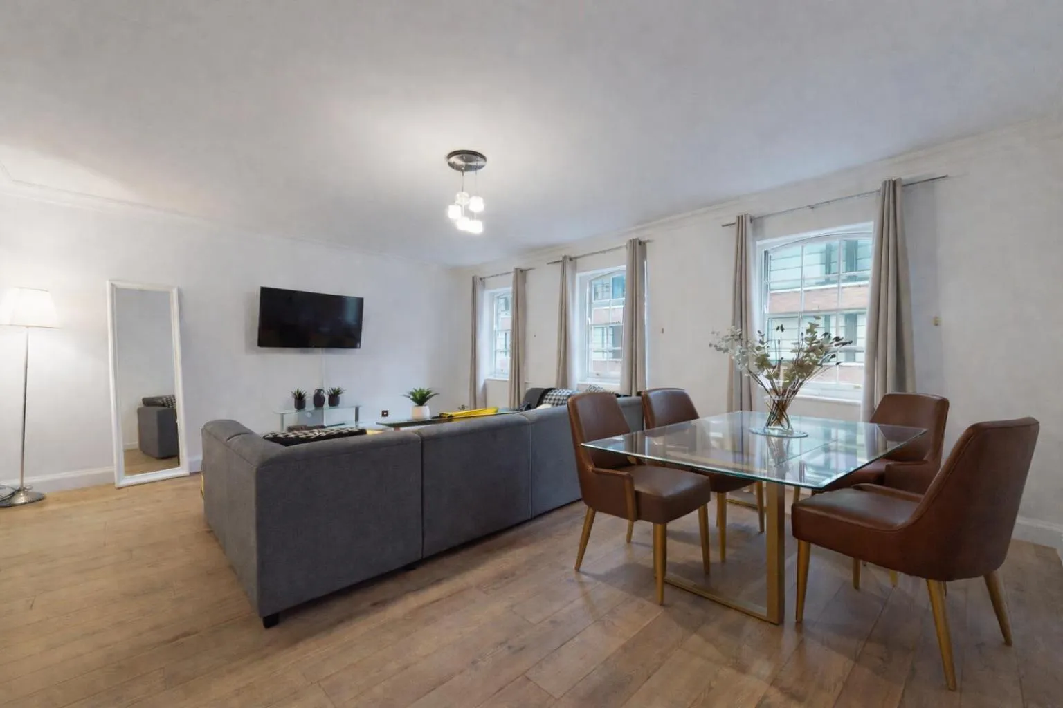 TV and multimedia in Park Lane Apartments - Clarges Street