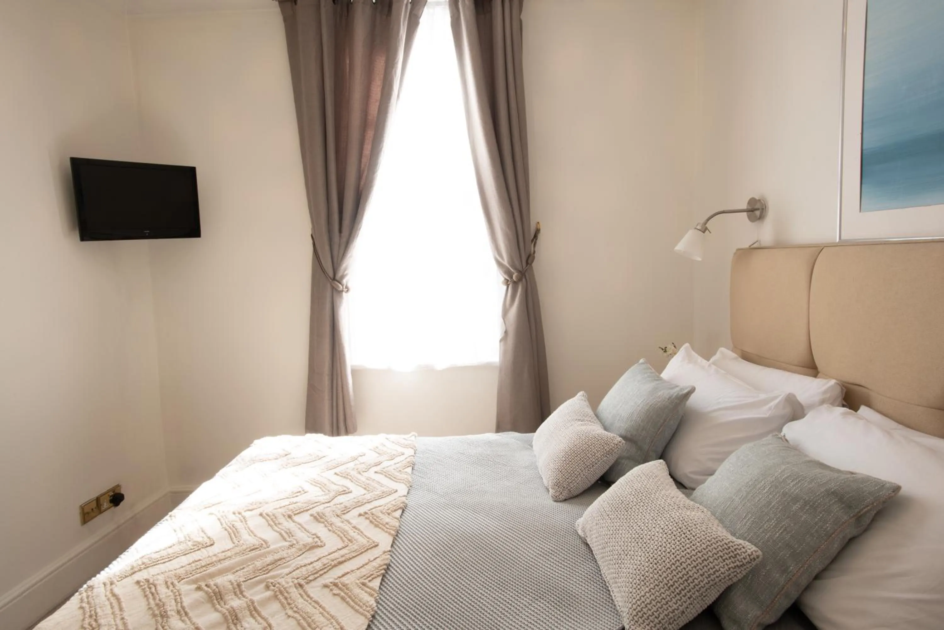 Bed in Park Lane Apartments - Clarges Street