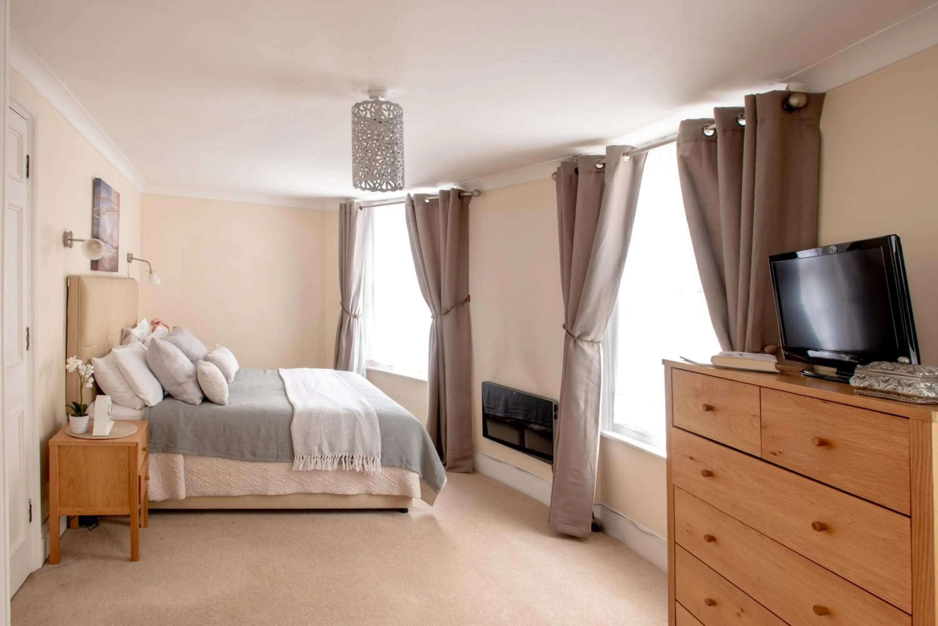 Bed in Park Lane Apartments - Clarges Street