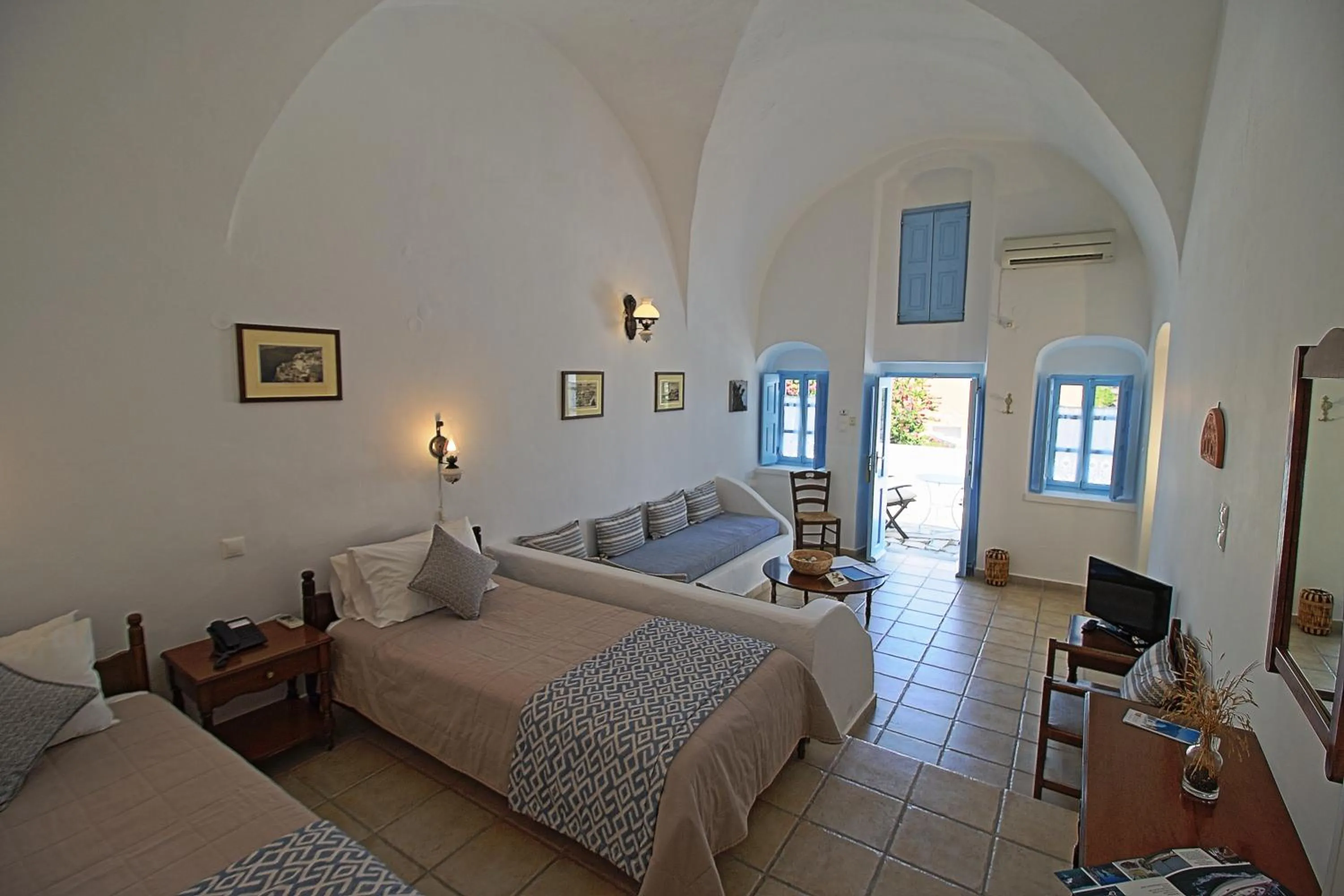 Photo of the whole room, Bed in Aethrio Sunset Village - Oia