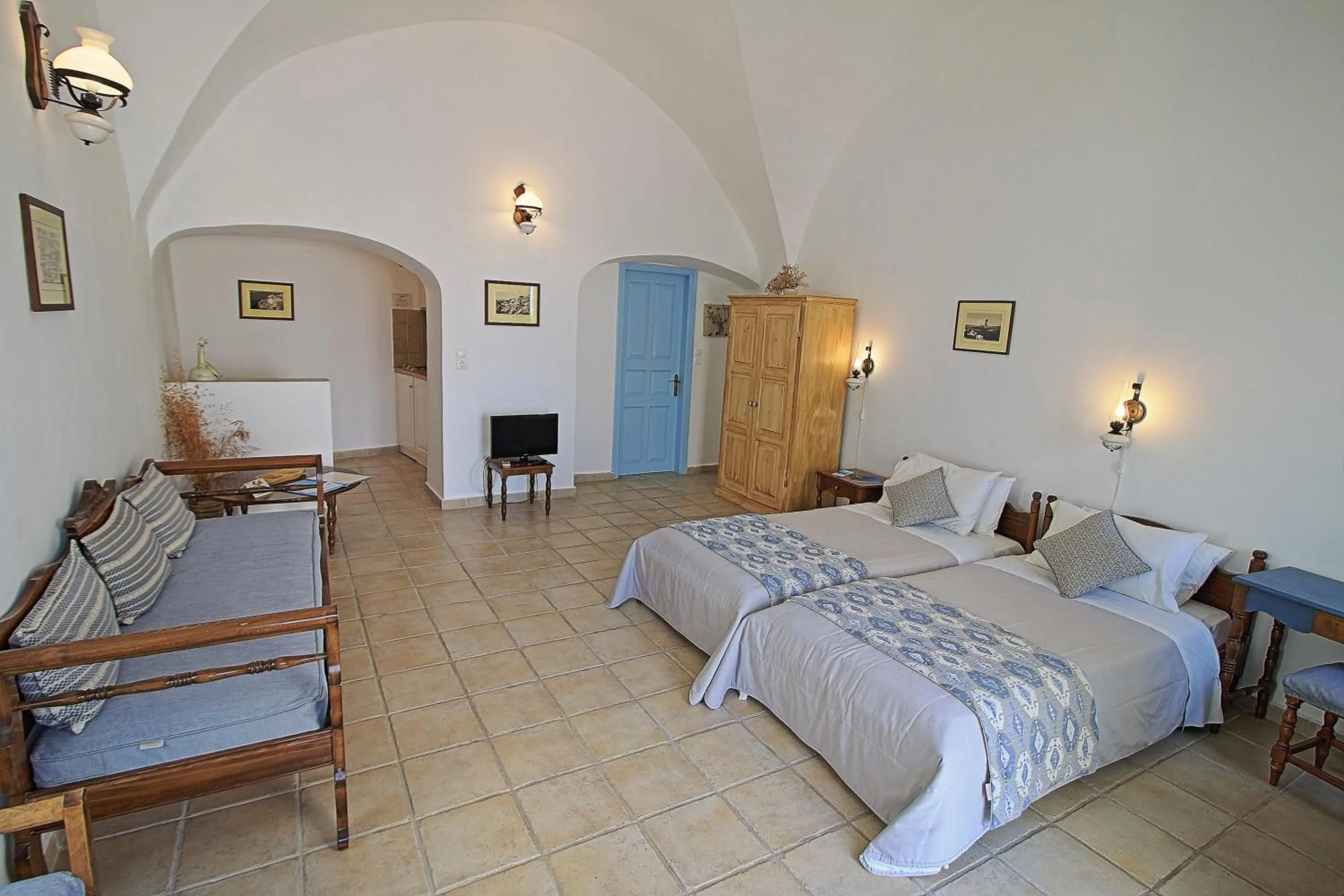 Photo of the whole room, Bed in Aethrio Sunset Village - Oia