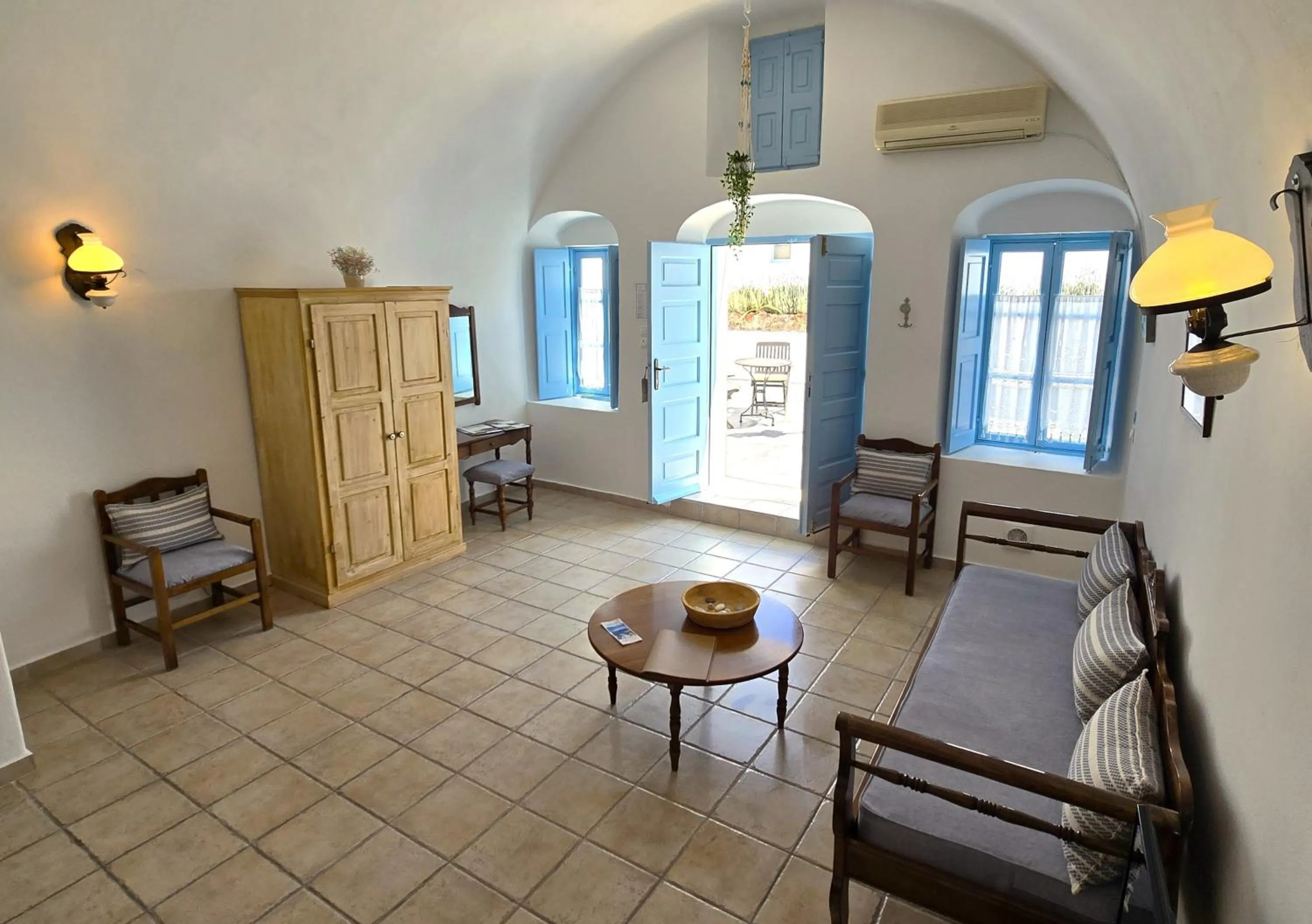 Living room in Aethrio Sunset Village - Oia