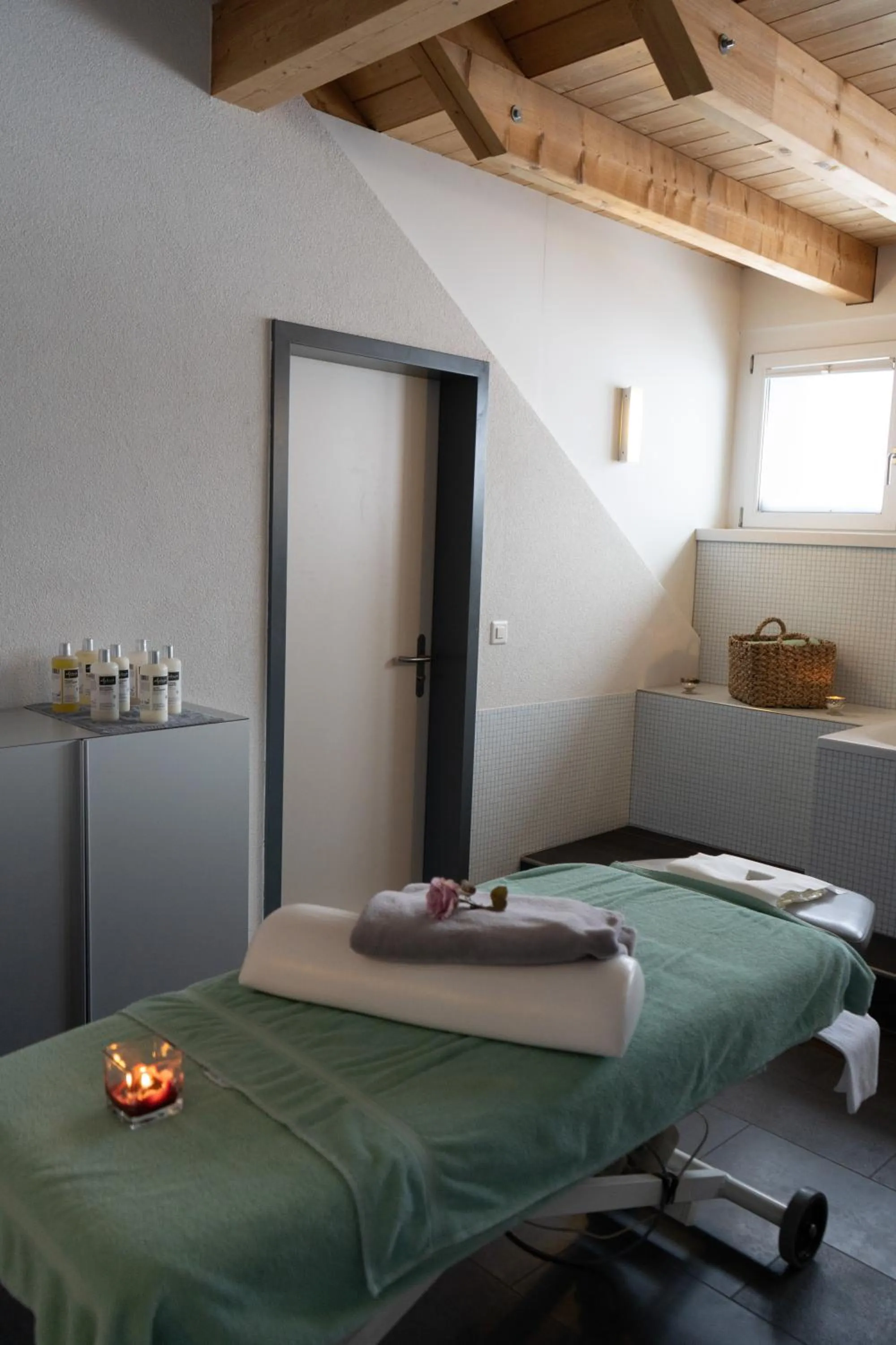 Massage, Bed in Hirschen Guesthouse - Village Hotel