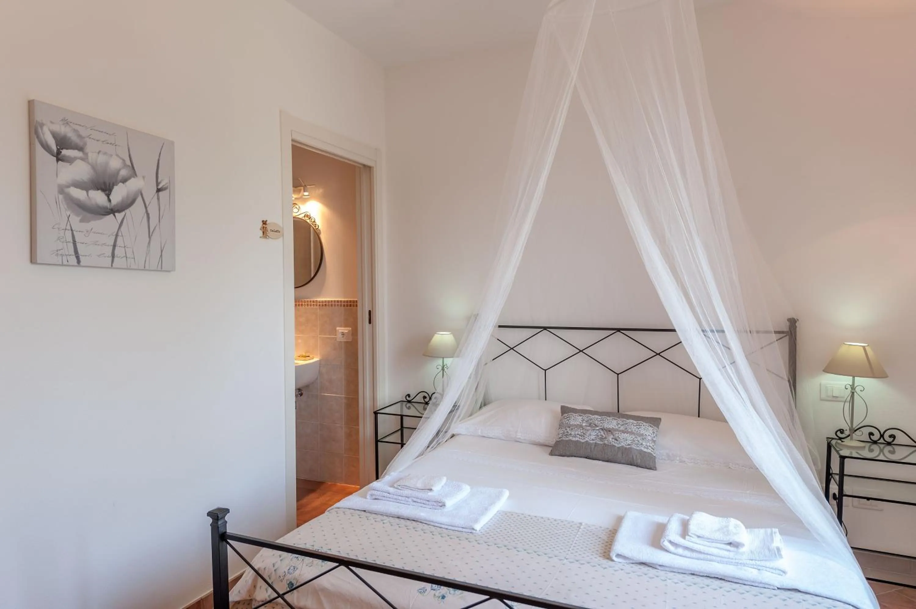 Photo of the whole room, Bed in Le Tartarughe rooms