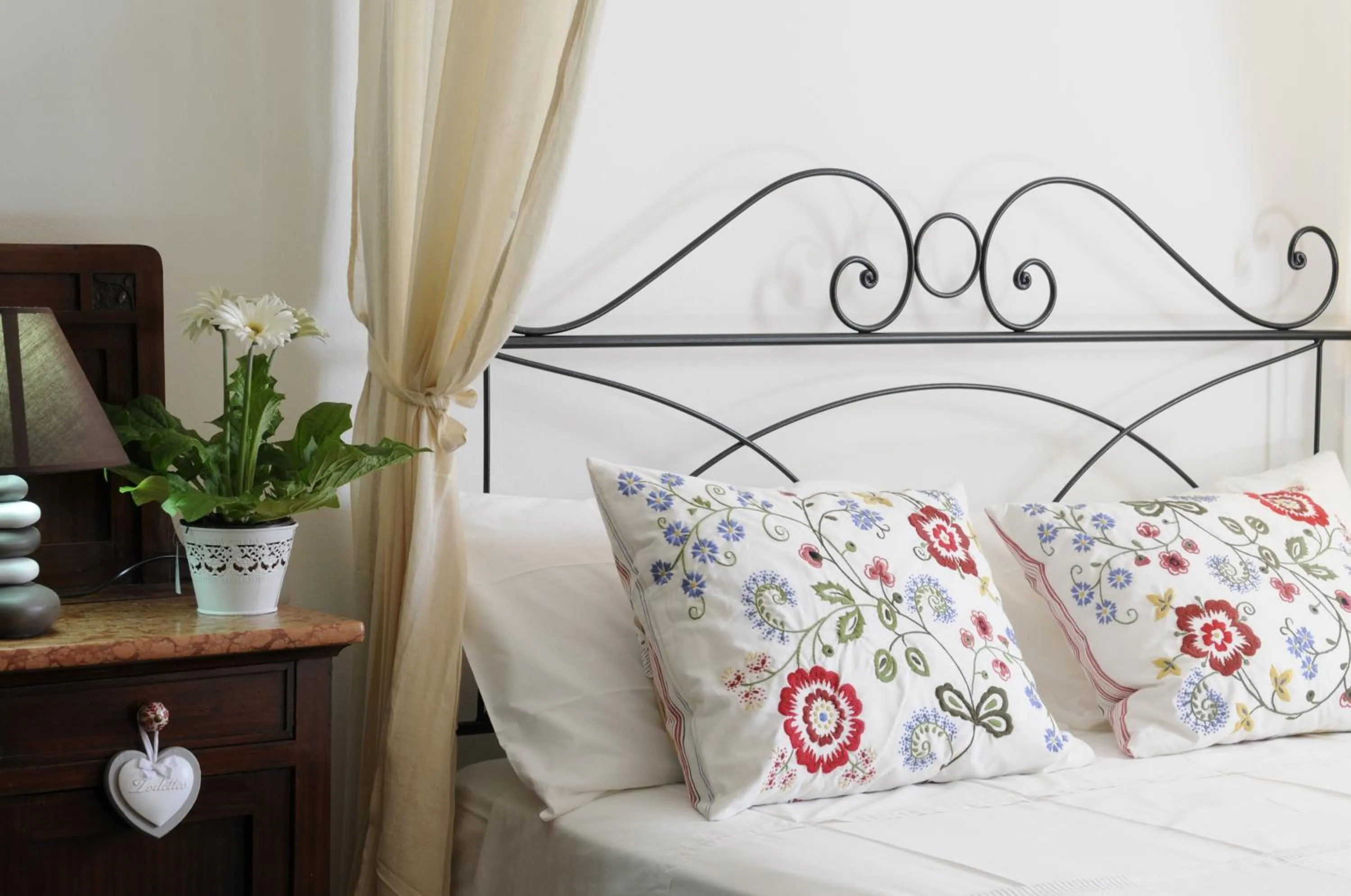 Decorative detail, Bed in Le Tartarughe rooms