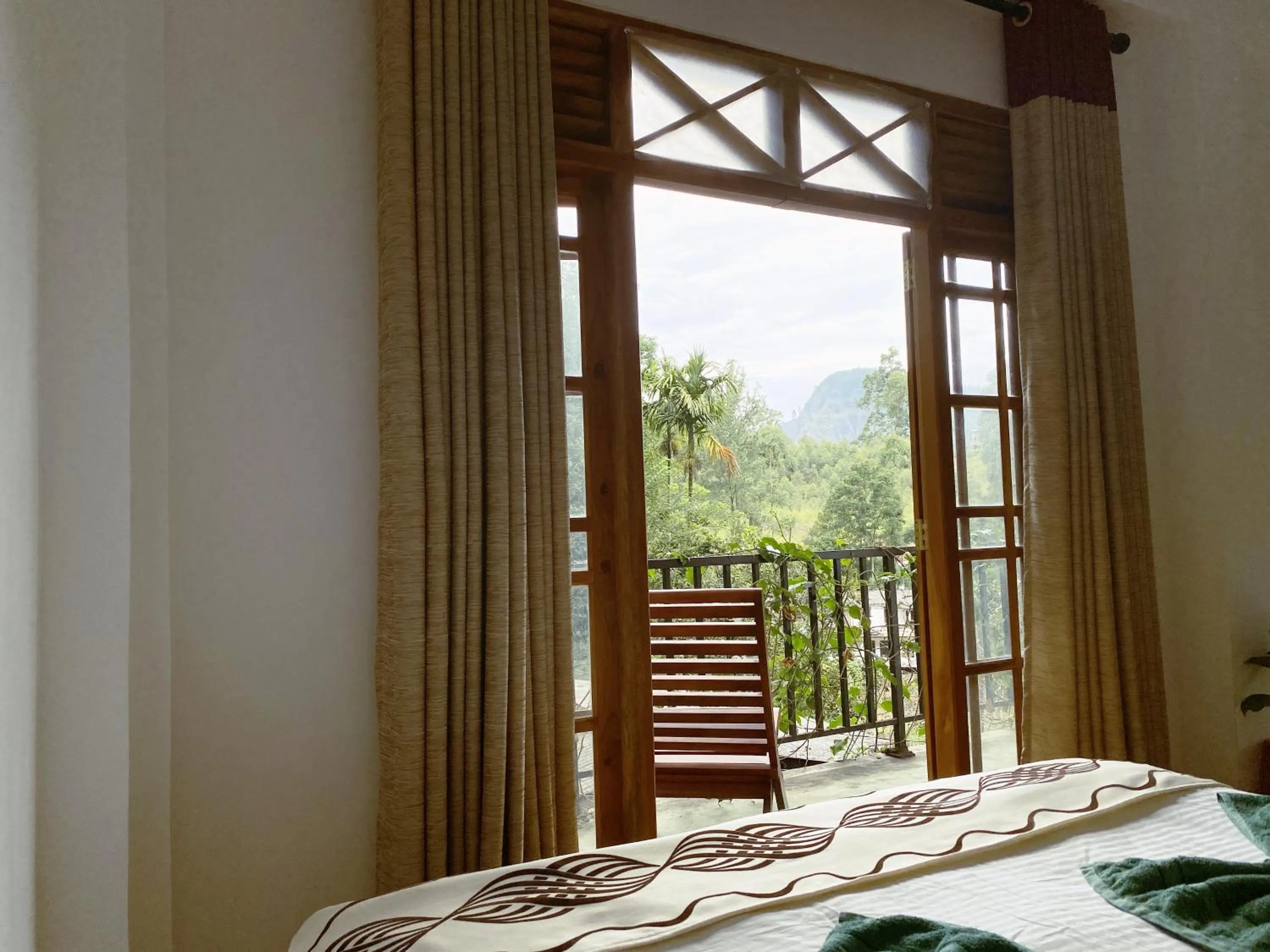 Mountain view, Bed in Misty Elegance - Ella.