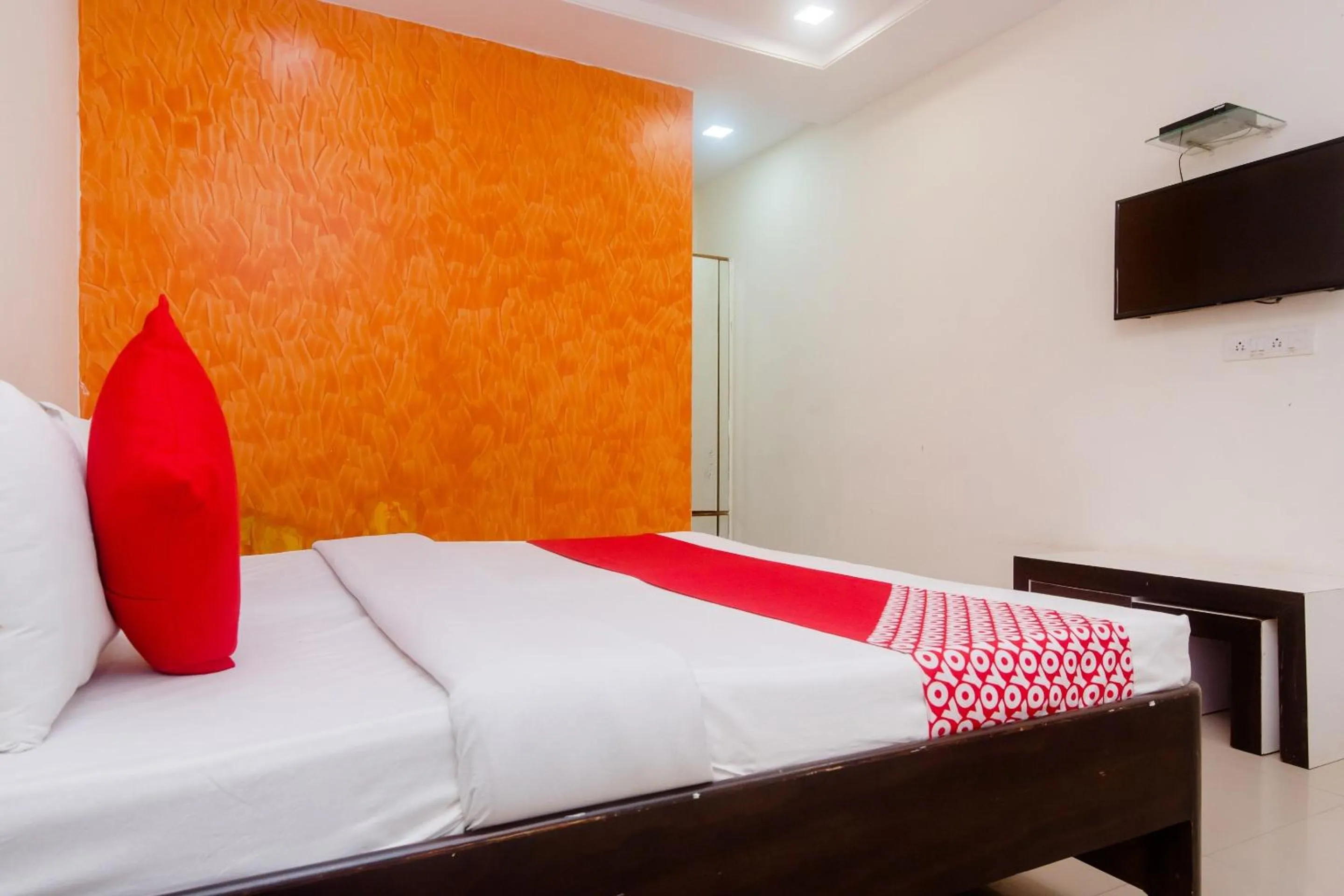 Bedroom, Bed in Hotel O Manori Resort