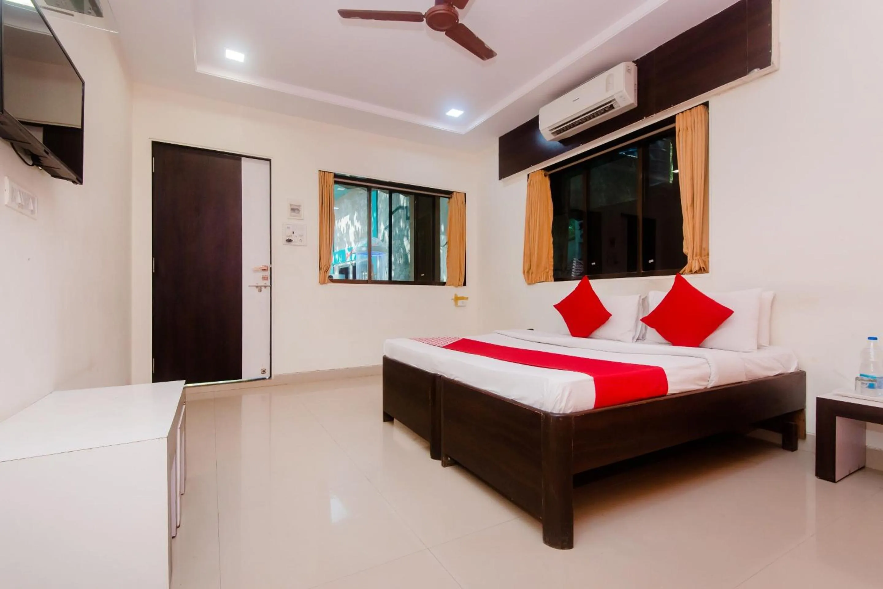 Bedroom, Bed in Hotel O Manori Resort