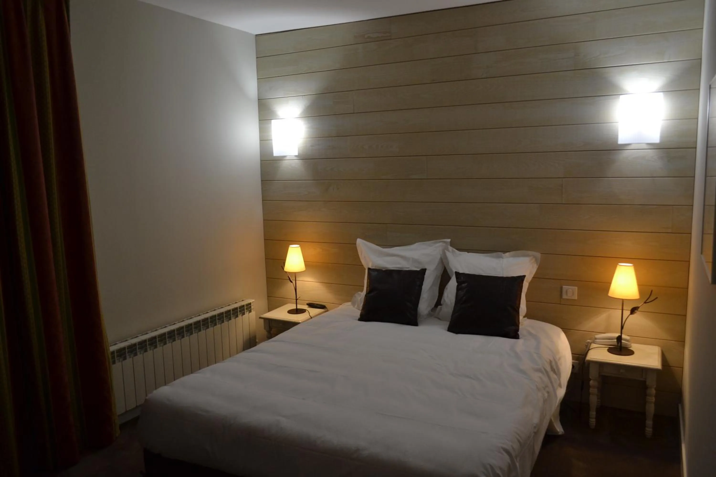 Bed in Logis Hotels Restaurant le SAINT-JACQUES -Cloyes les 3 Rivieres