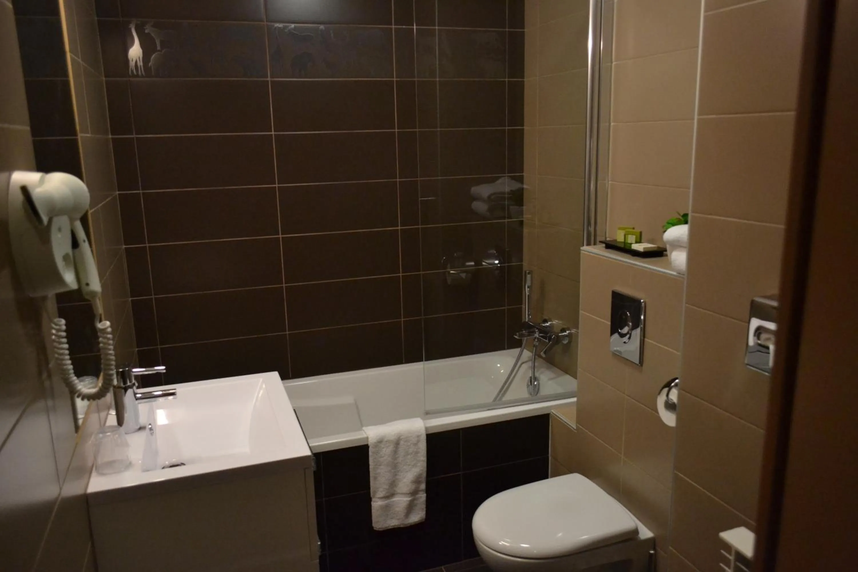 Bathroom in Logis Hotels Restaurant le SAINT-JACQUES -Cloyes les 3 Rivieres