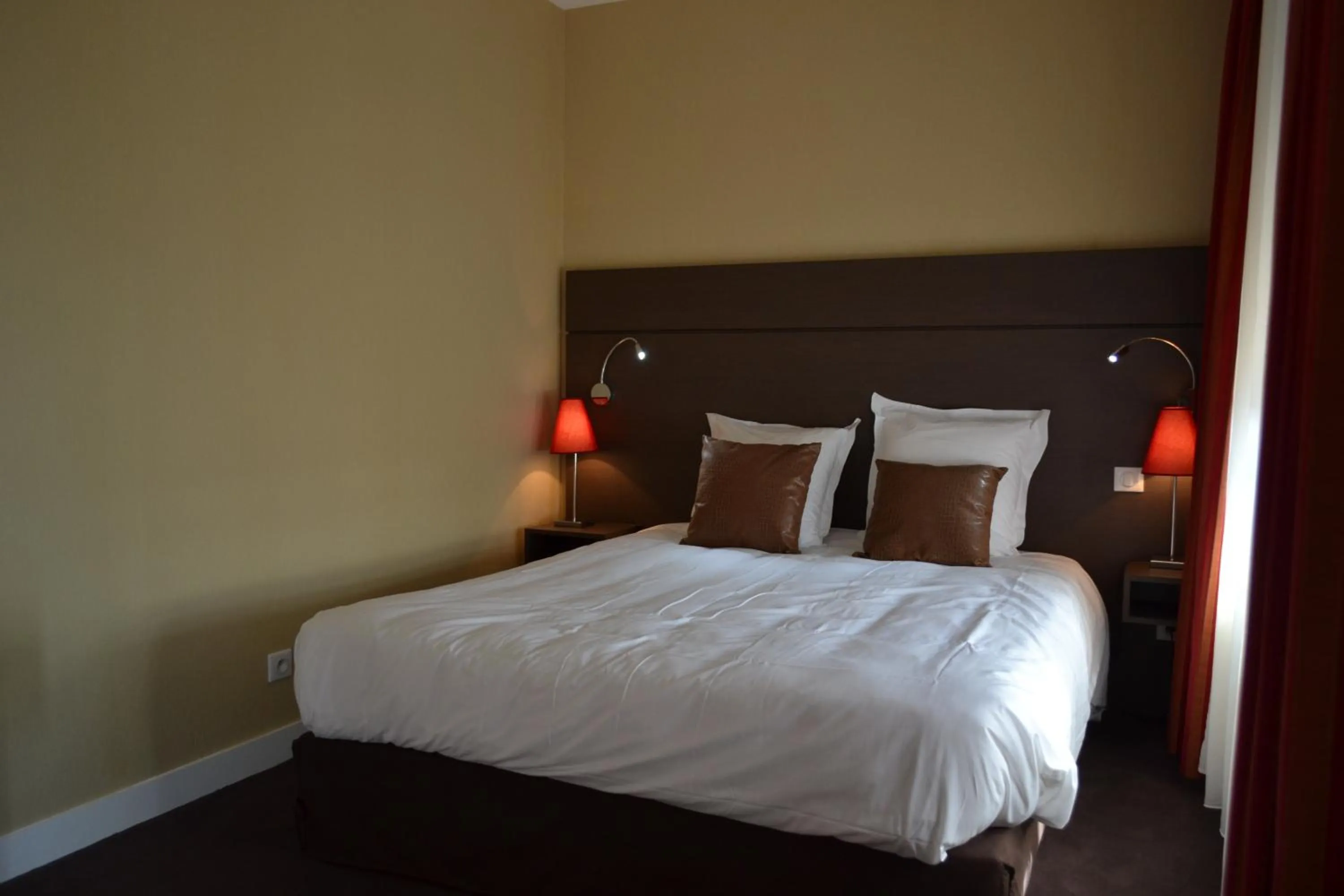 Bed in Logis Hotels Restaurant le SAINT-JACQUES -Cloyes les 3 Rivieres