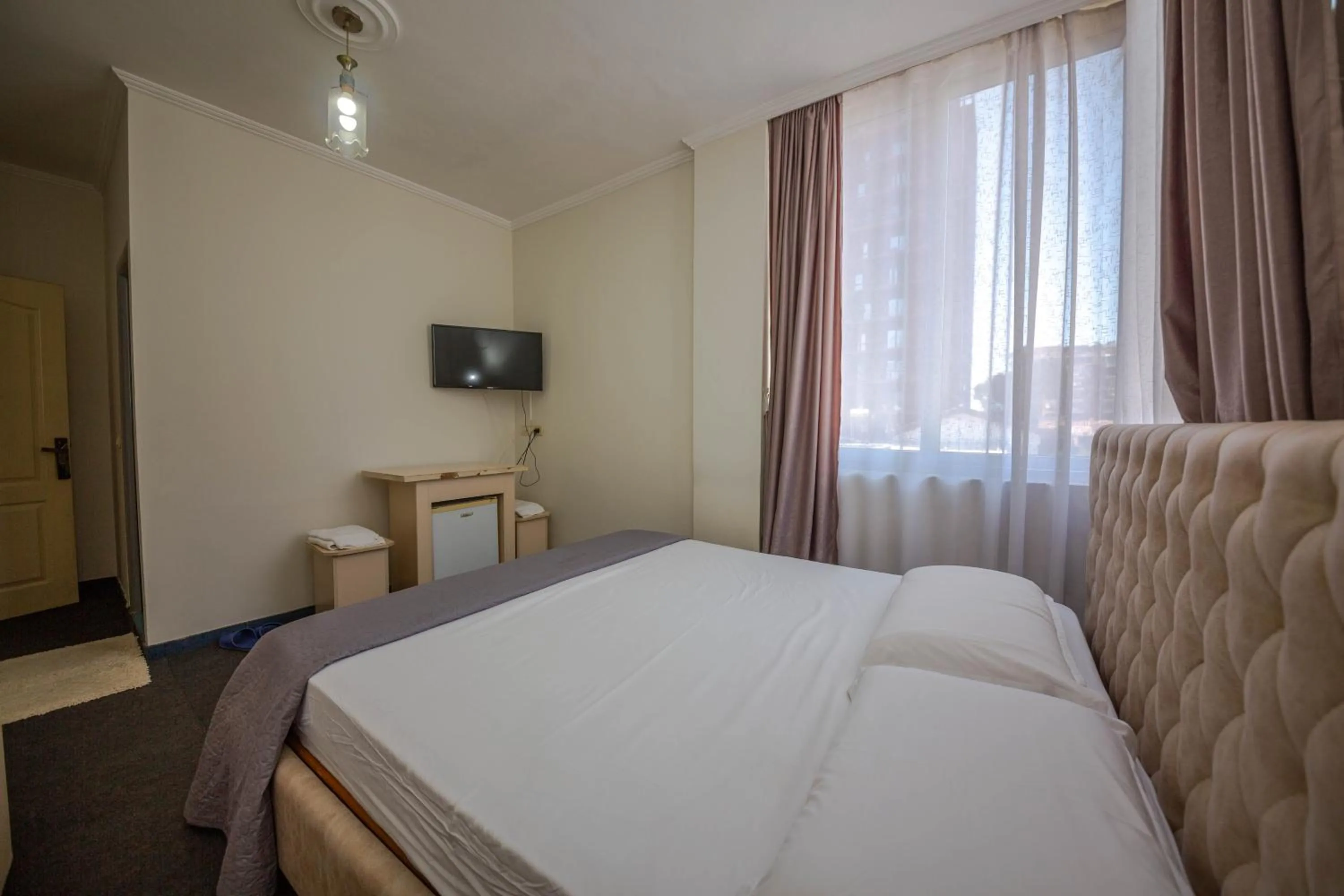 Bedroom, Bed in Hotel 3A