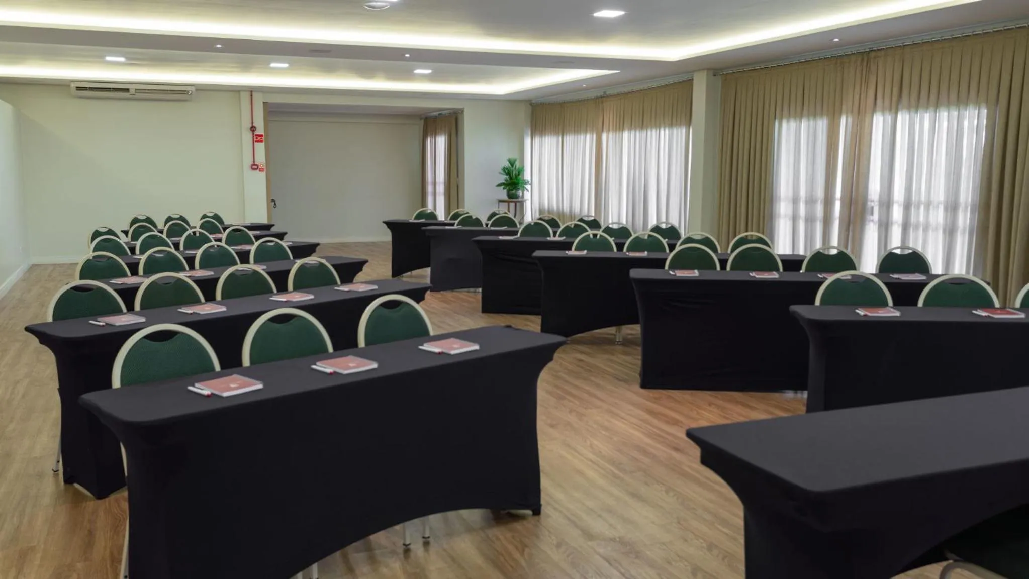 Meeting/conference room in Complexo Eco Cataratas Resort by SJ