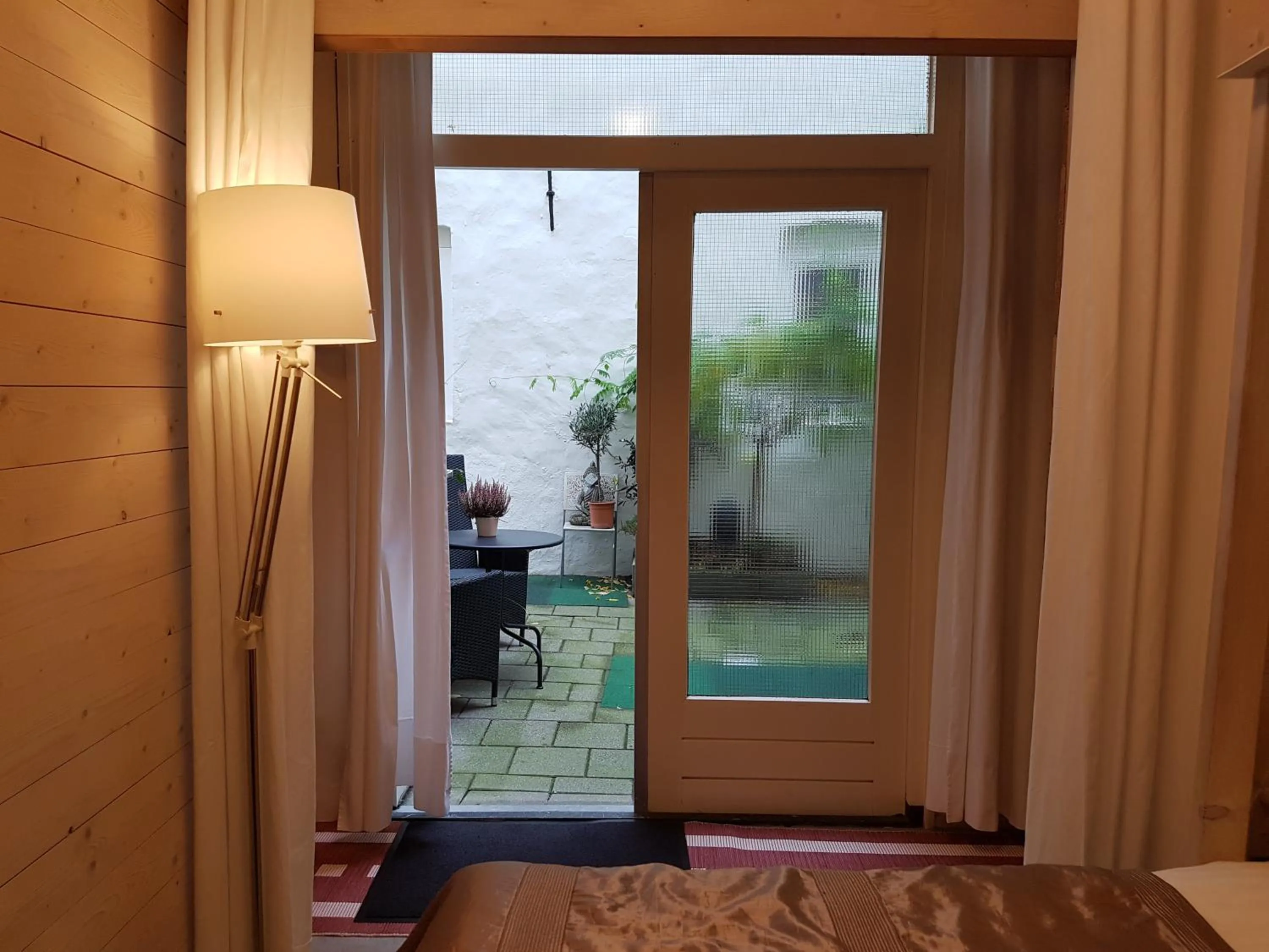 Inner courtyard view, Bed in B&B Wladimir Studios