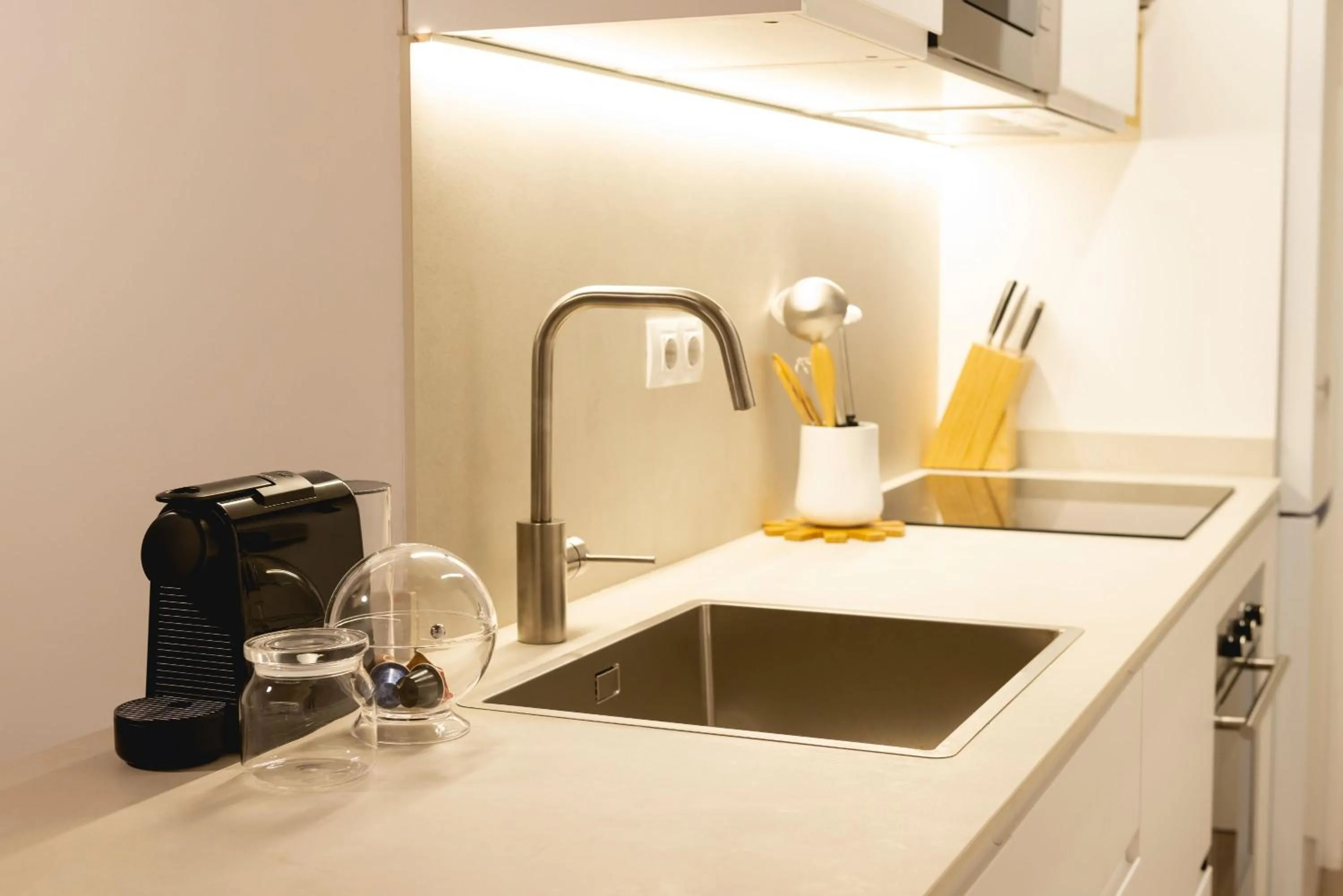 Coffee/tea facilities in Bravissimo Cort Reial Entresol A