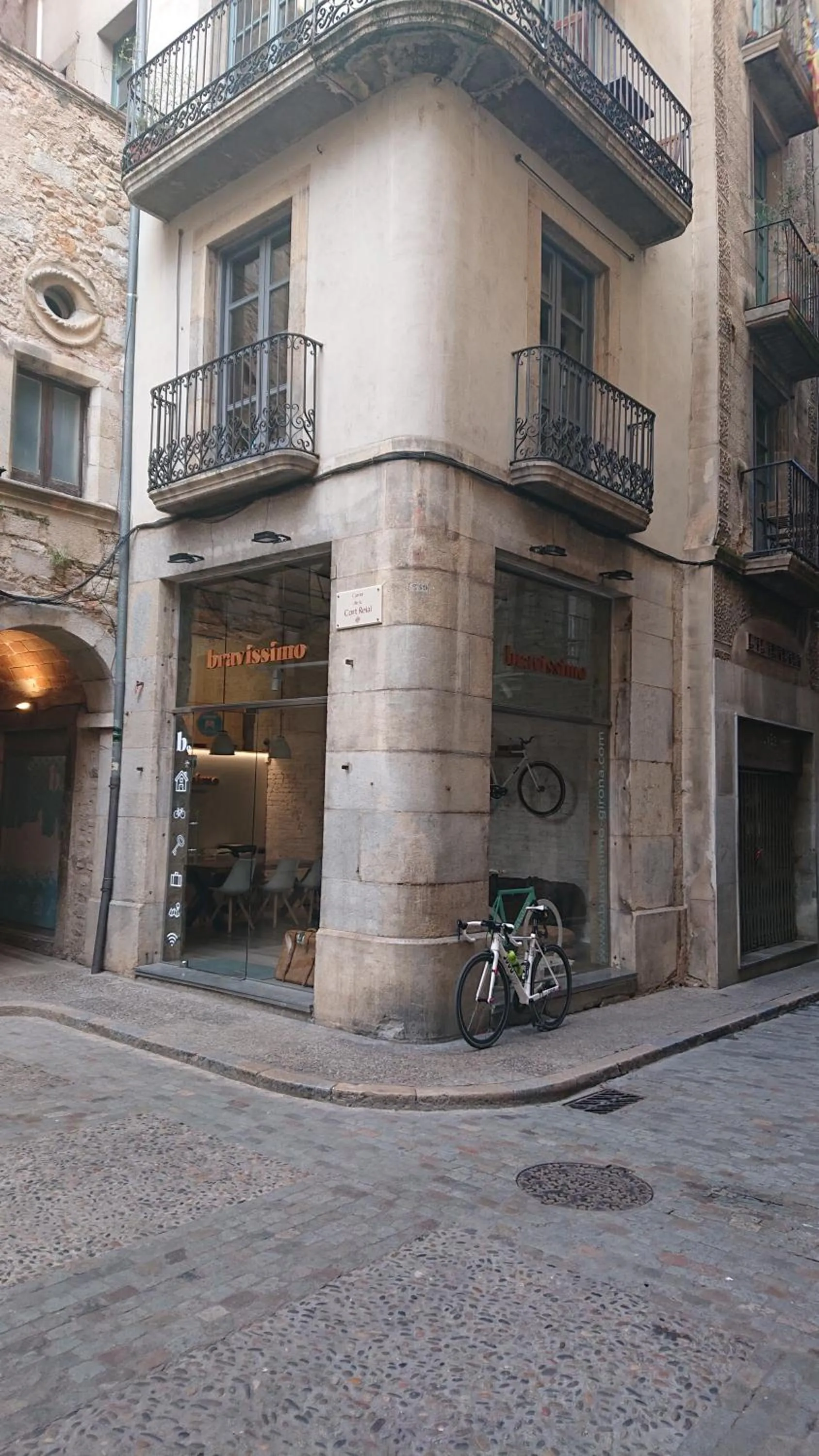 Property building in Bravissimo Cort Reial Entresol A