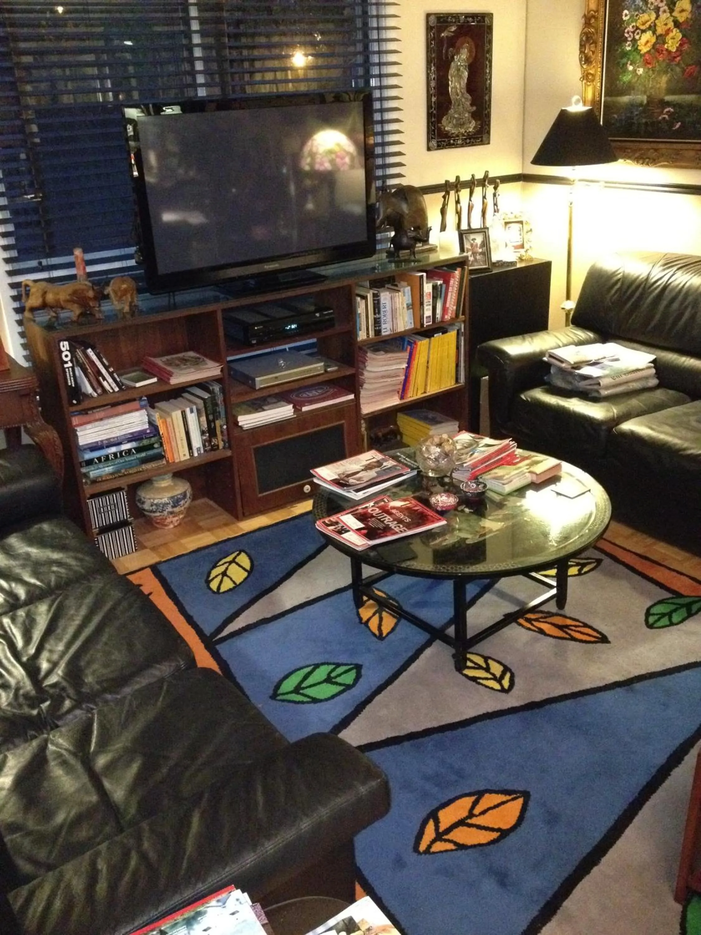 Communal lounge/ TV room in Repos & Manna Downtown Montréal