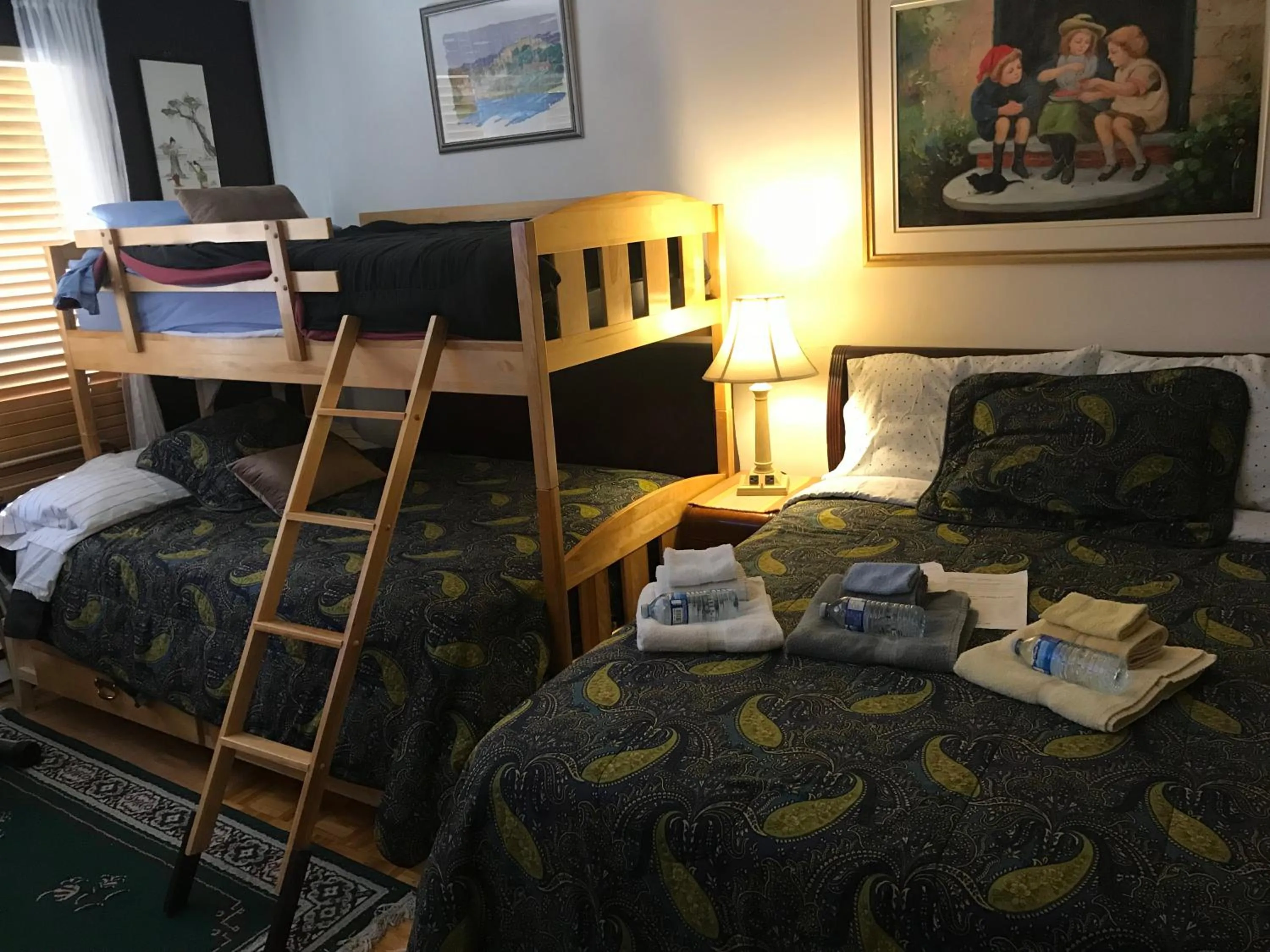 Bed in Repos & Manna Downtown Montréal