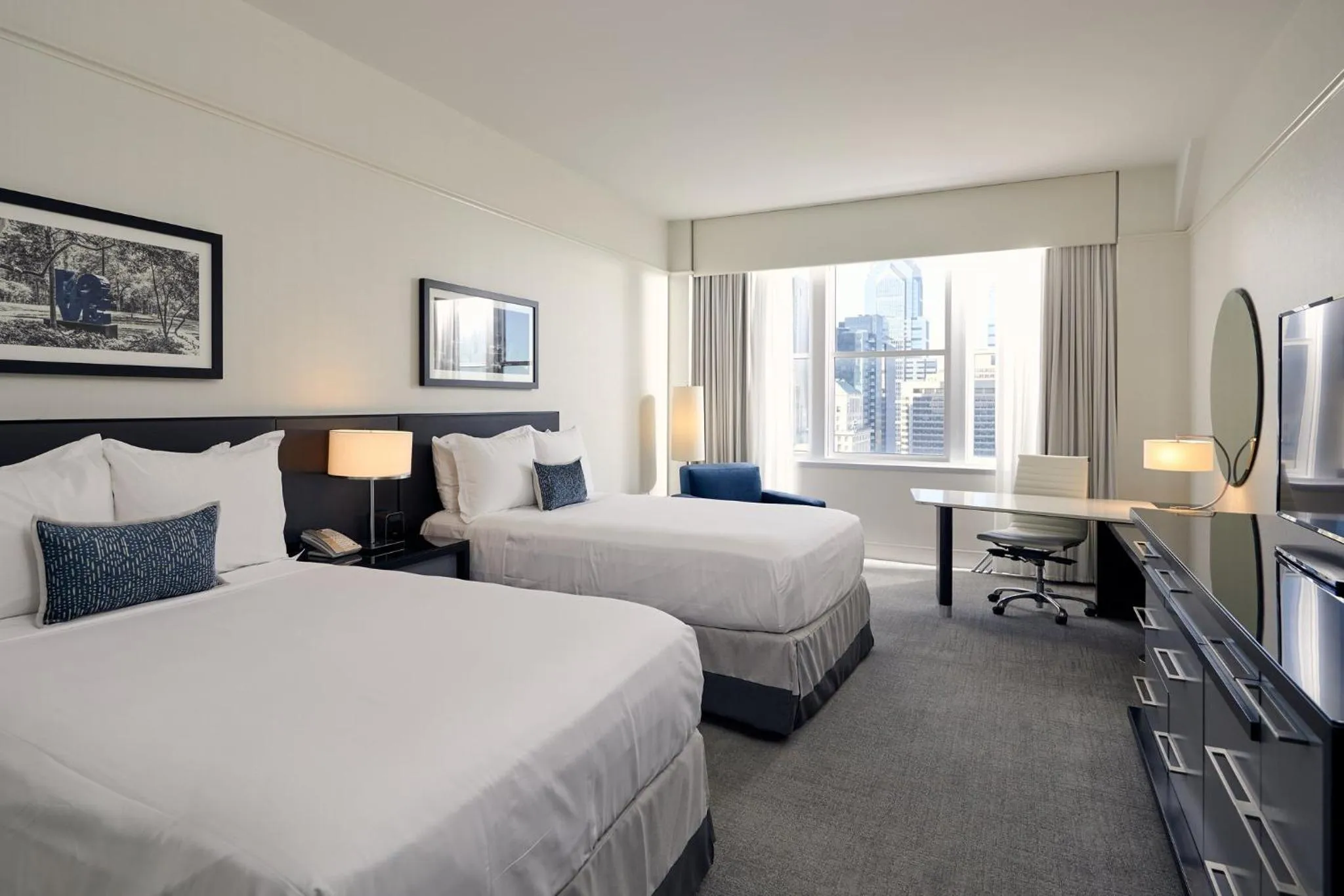 Photo of the whole room, Bed in Loews Philadelphia Hotel
