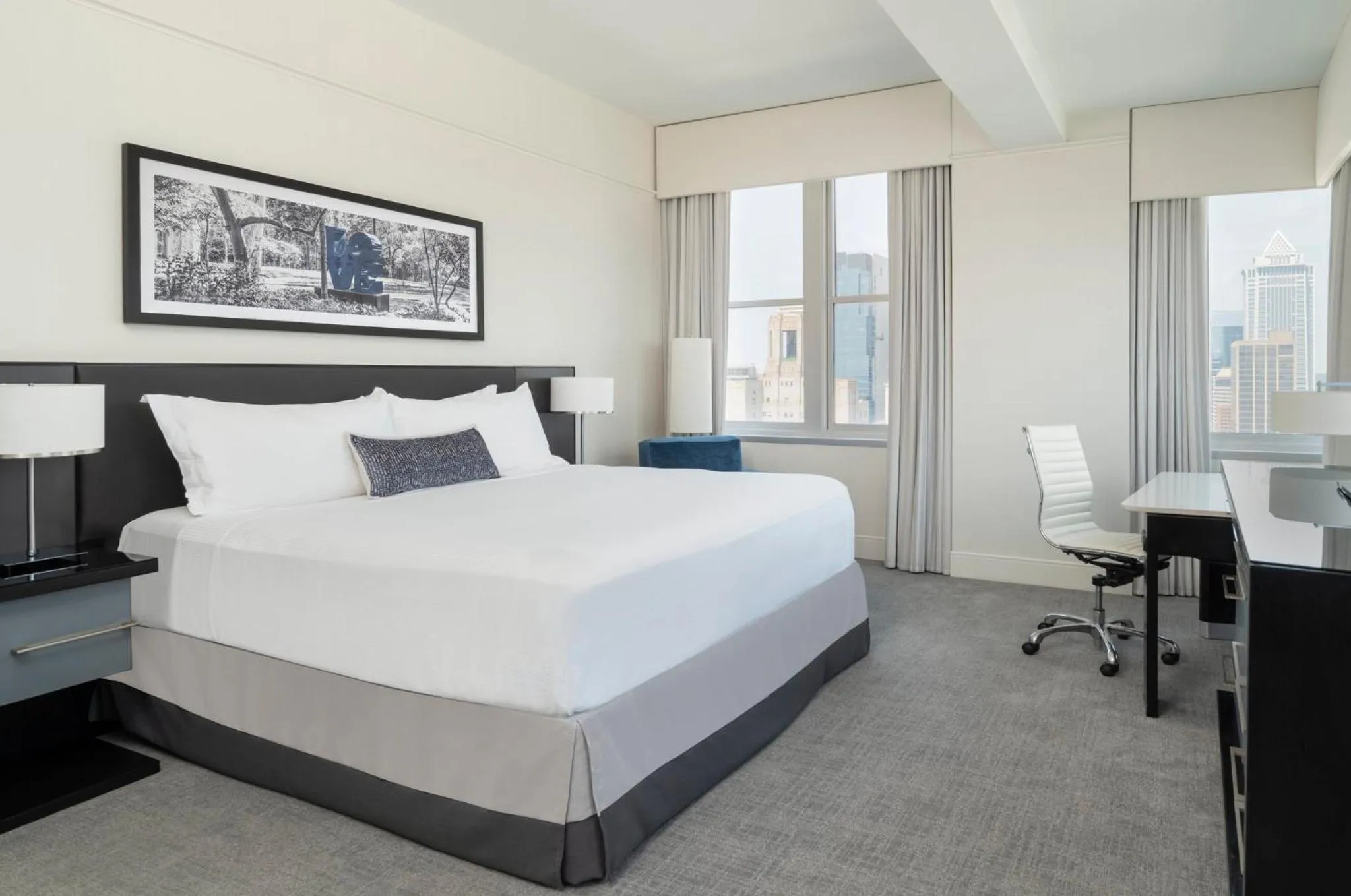 Photo of the whole room, Bed in Loews Philadelphia Hotel