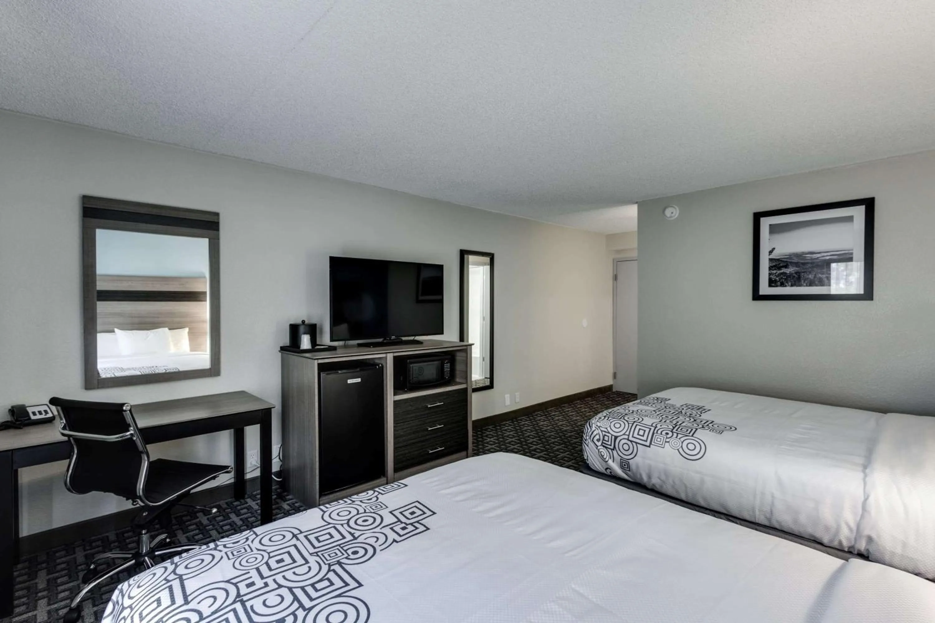 Photo of the whole room, Bed in Days Inn & Suites by Wyndham Spokane