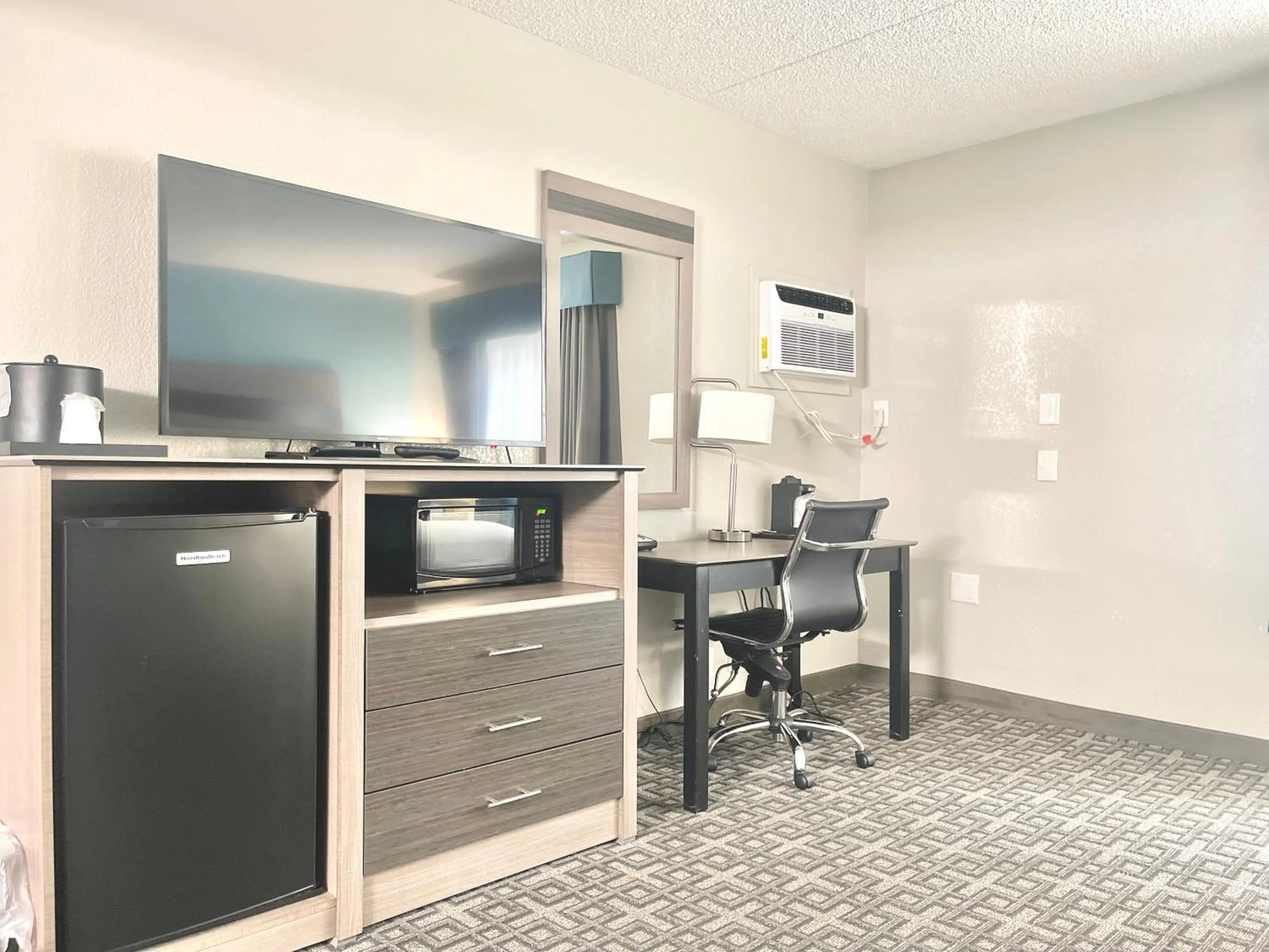 TV and multimedia in Days Inn & Suites by Wyndham Spokane