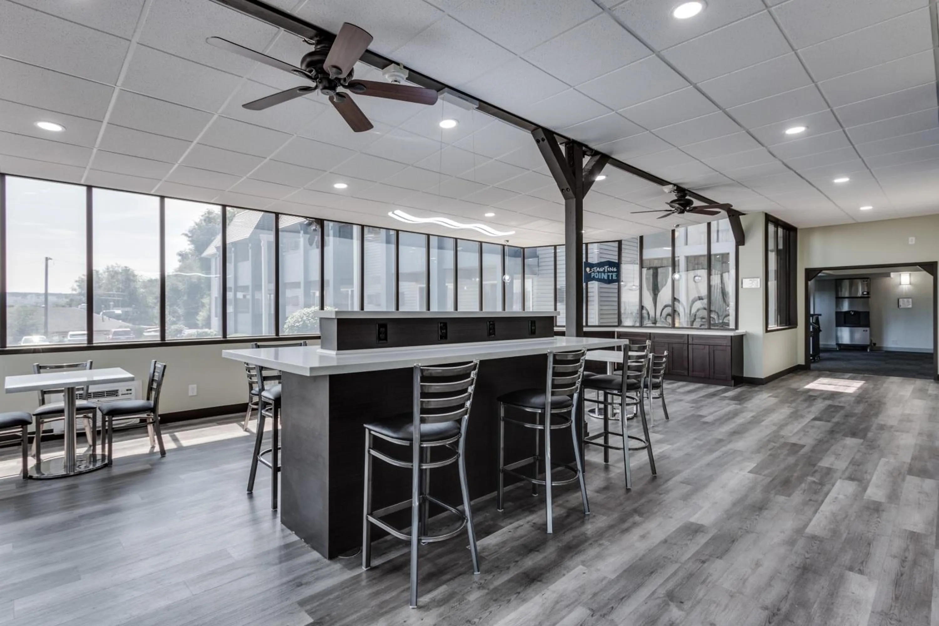 Lounge or bar in Days Inn & Suites by Wyndham Spokane