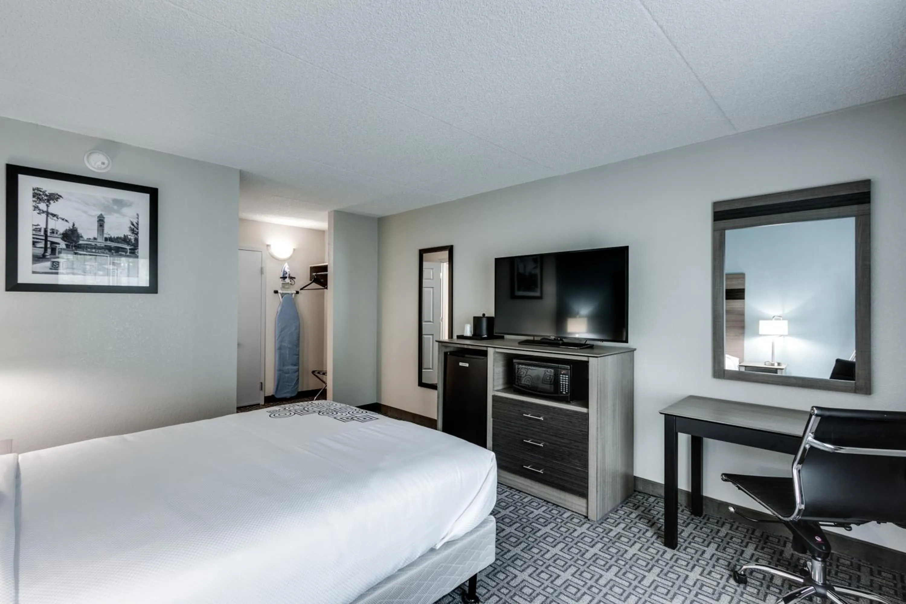 Food and drinks, Bed in Days Inn & Suites by Wyndham Spokane