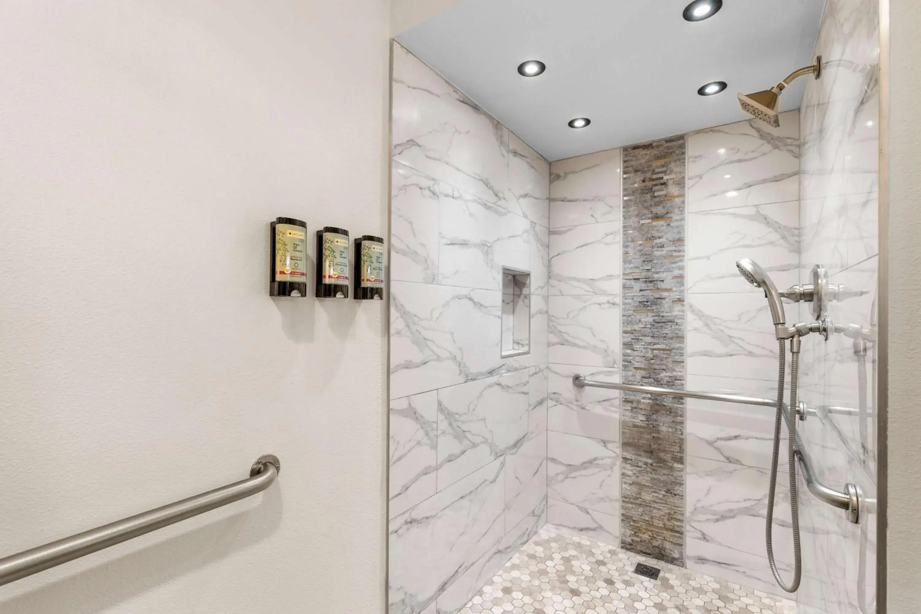 King Room with Roll-in Shower - Disability Access/Non-Smoking in Best Western El Centro Inn King Room with Roll-in Shower - Disability Access/Non-Smoking in Best Western El Centro Inn