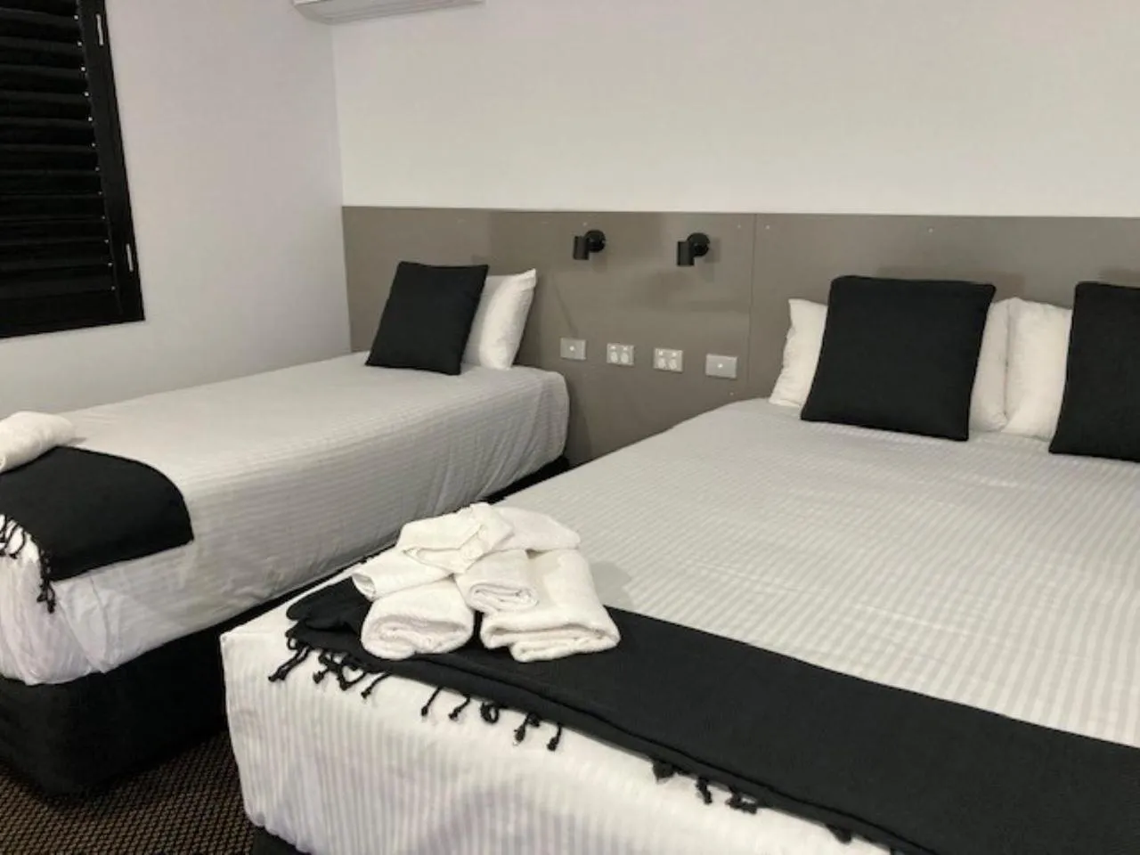 Bed in Fountain View Motel