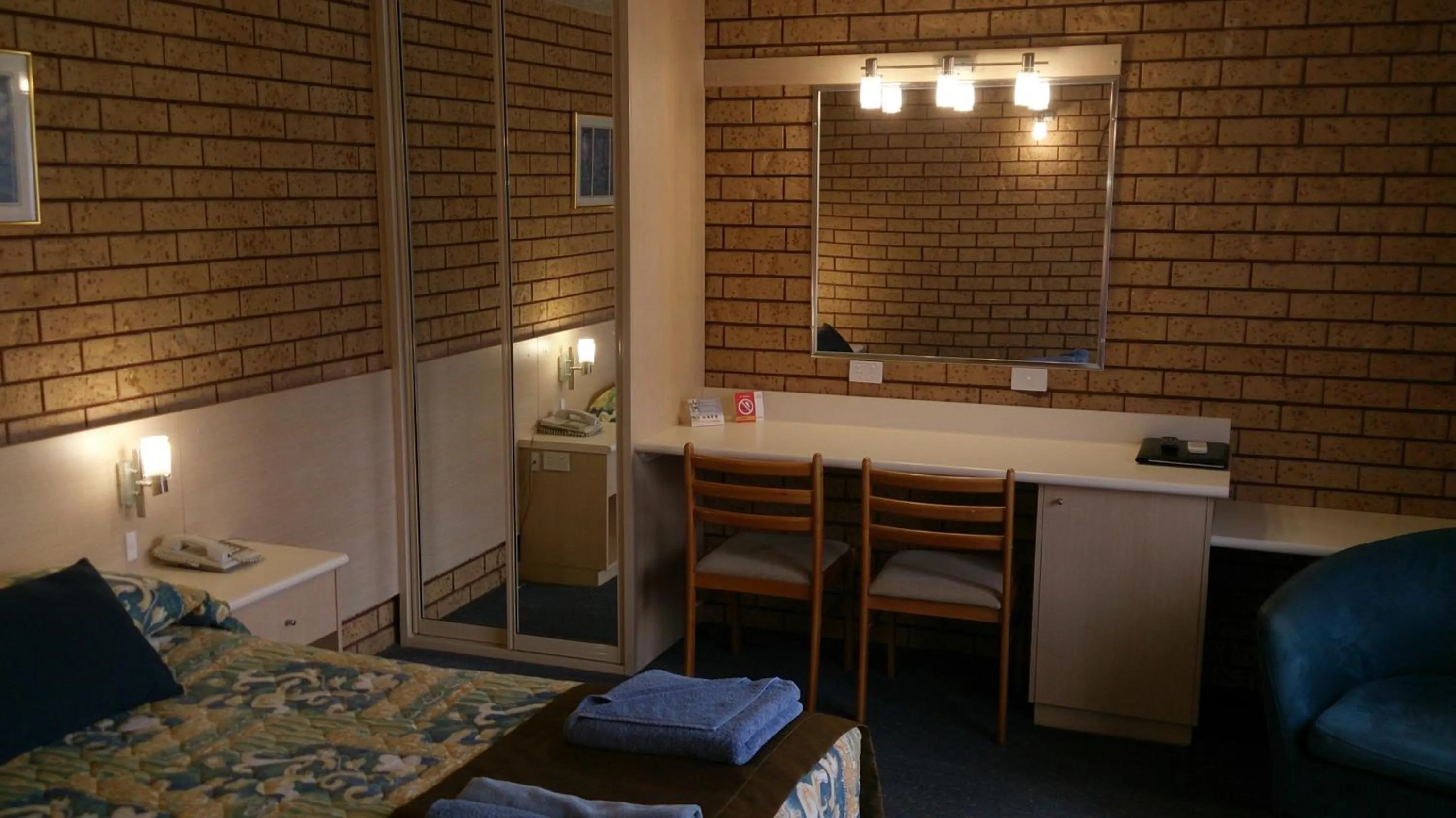 Bed in Fountain View Motel