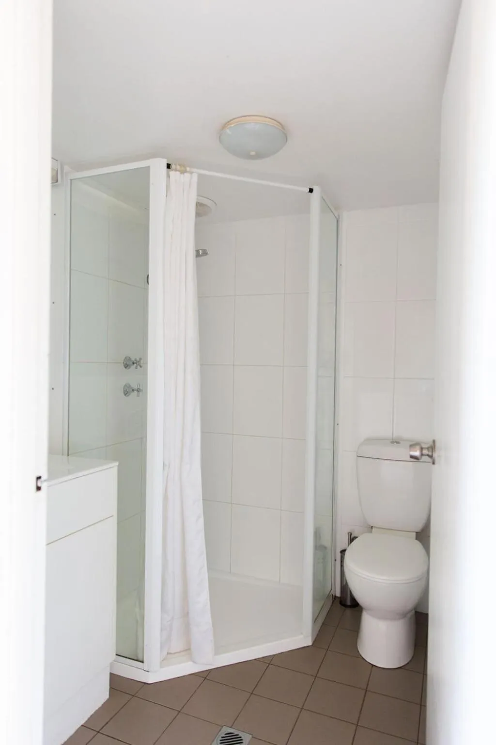 Shower in Fountain View Motel