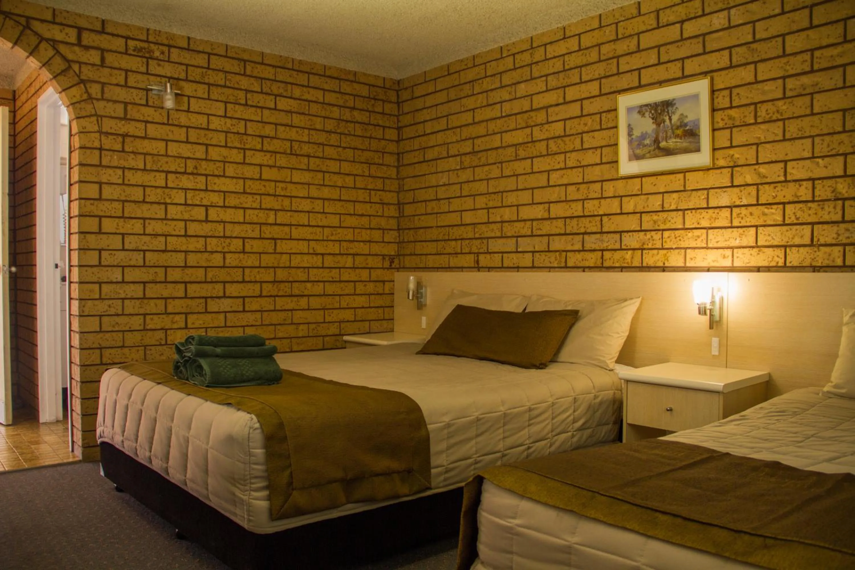 Photo of the whole room, Bed in Fountain View Motel
