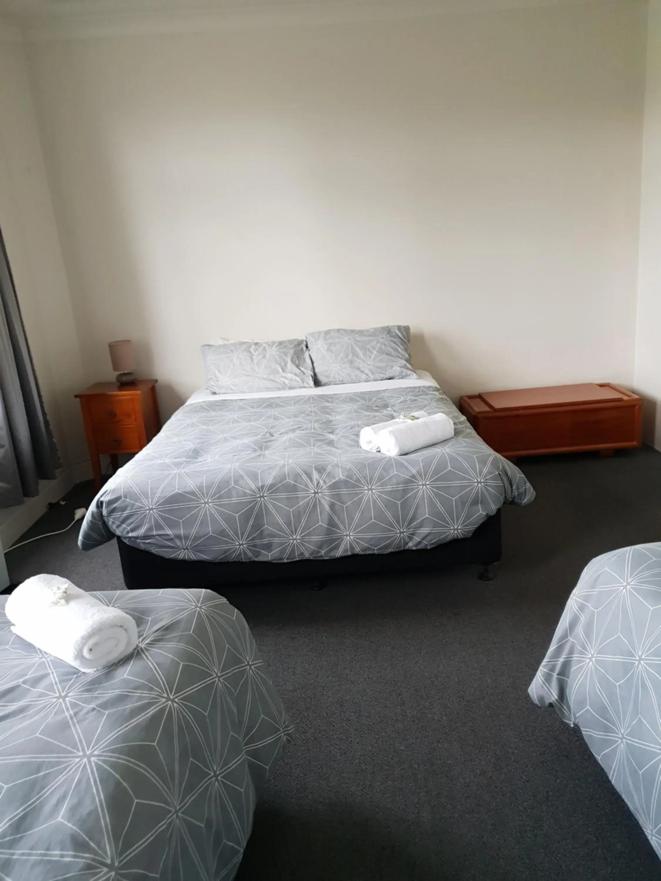 Family Room with Shared Bathroom in Horse and Jockey Inn Family Room with Shared Bathroom in Horse and Jockey Inn