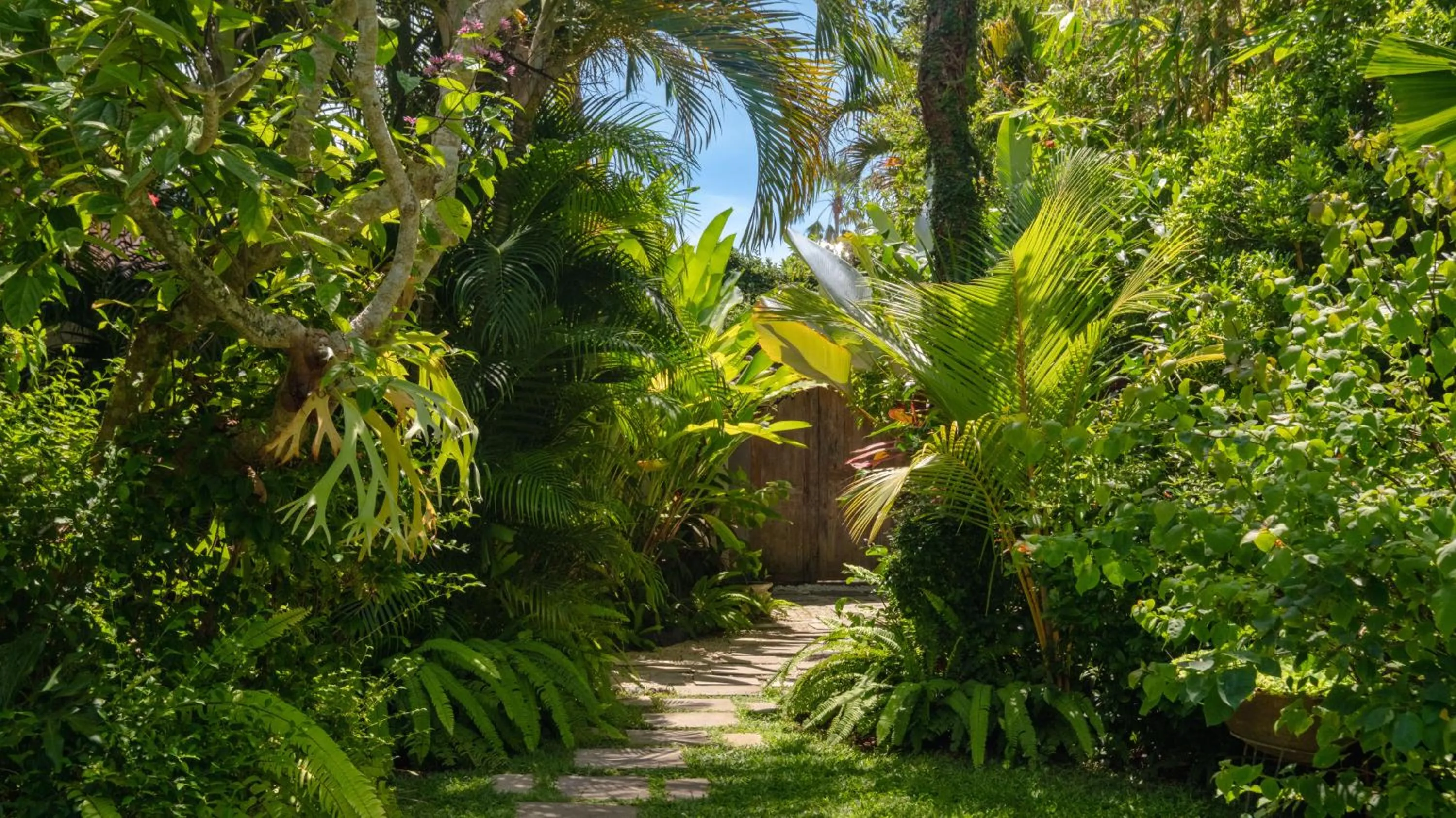 Garden in Villa Koyama by Villa Finder