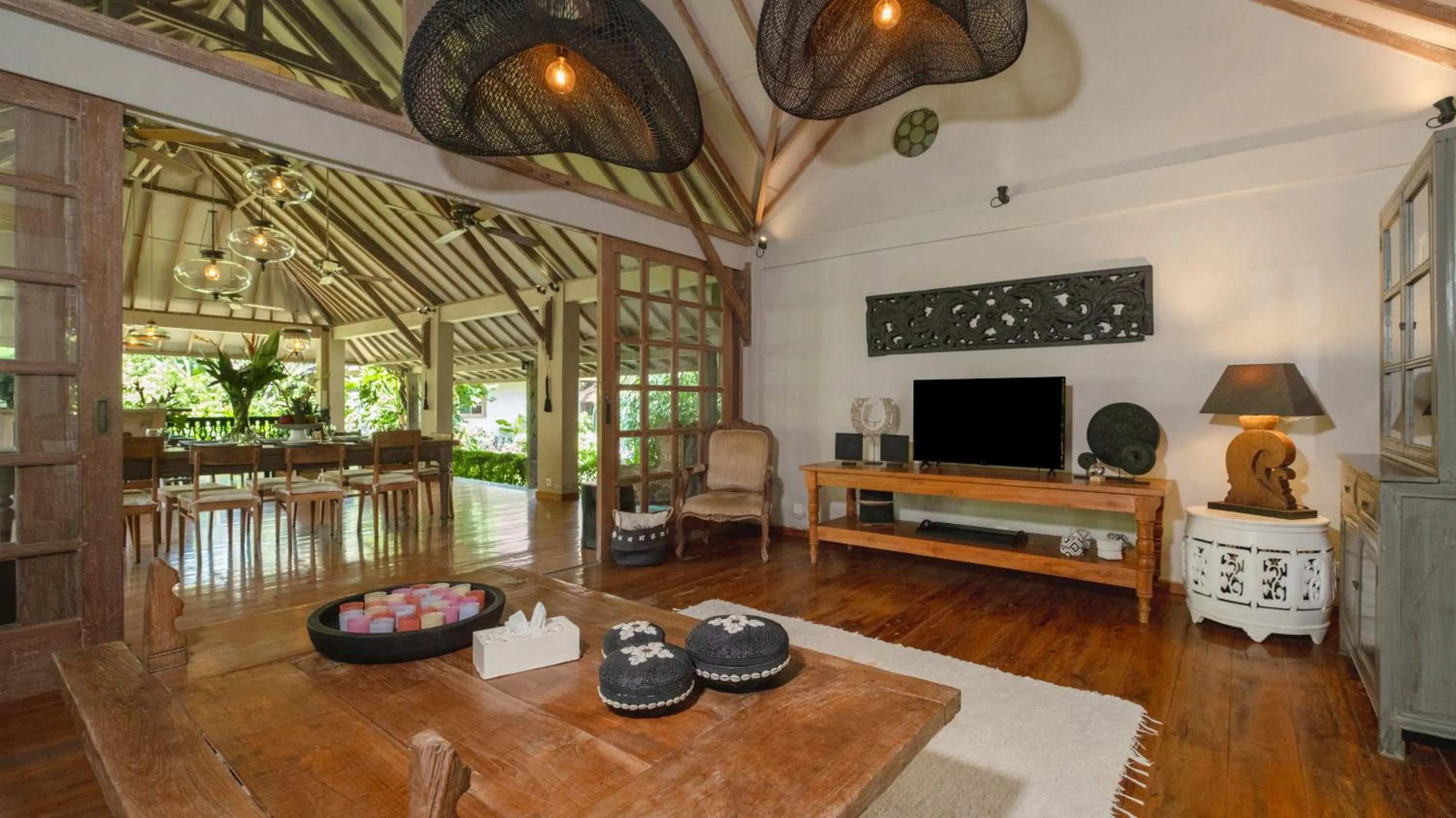 TV and multimedia in Villa Koyama by Villa Finder