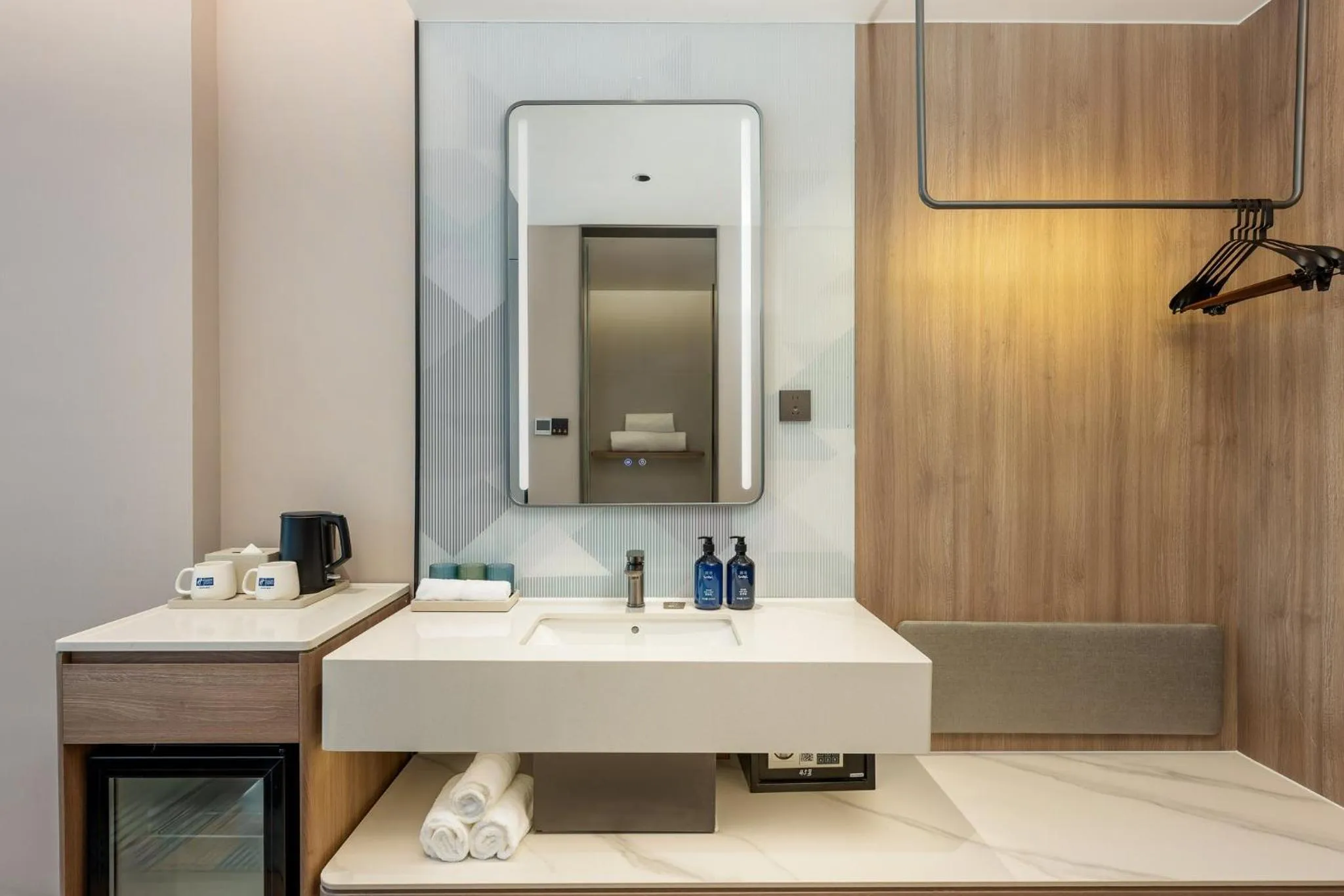 Photo of the whole room in Holiday Inn Express Shanghai Changyang Road by IHG