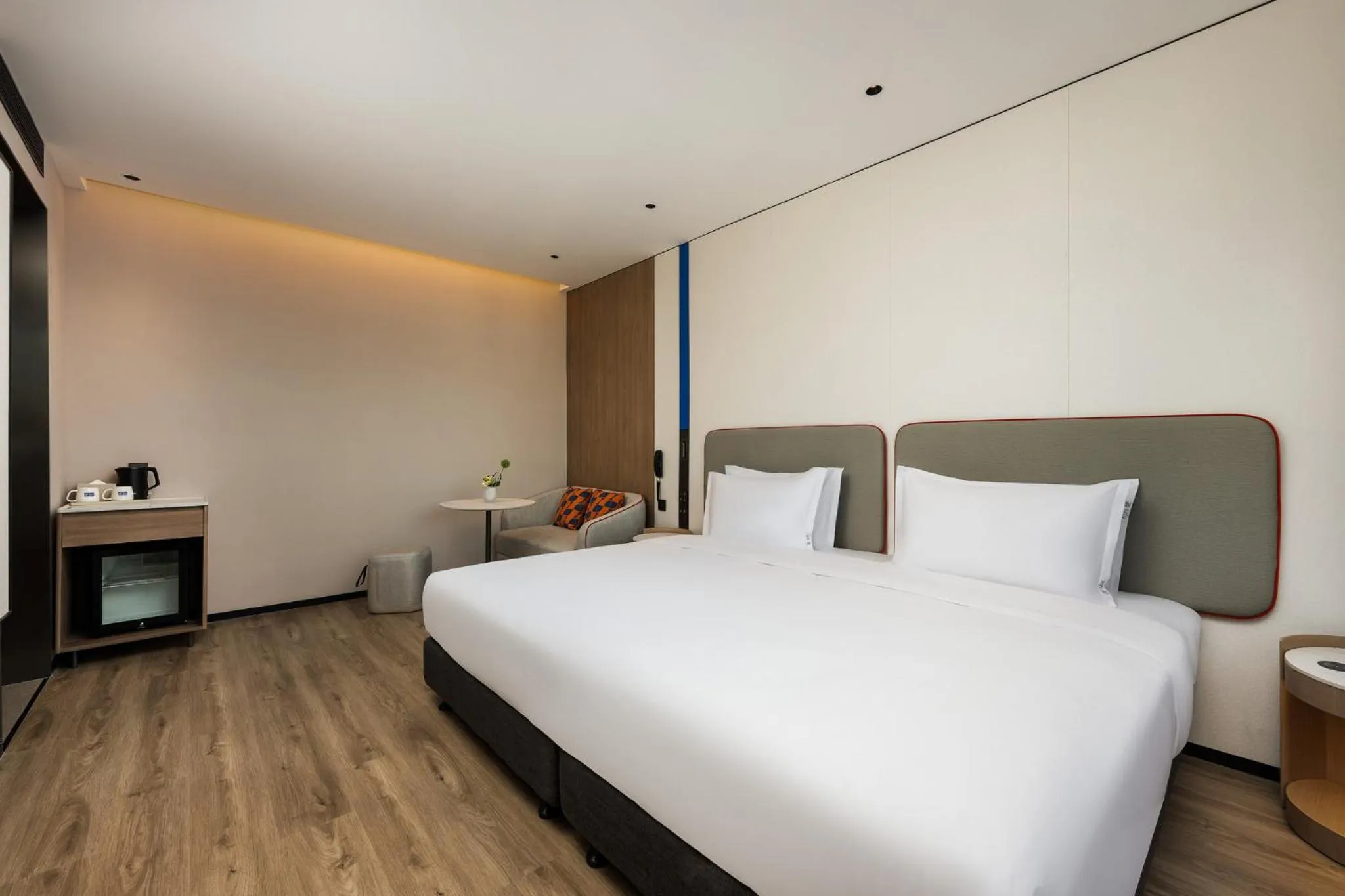 Photo of the whole room, Bed in Holiday Inn Express Shanghai Changyang Road by IHG
