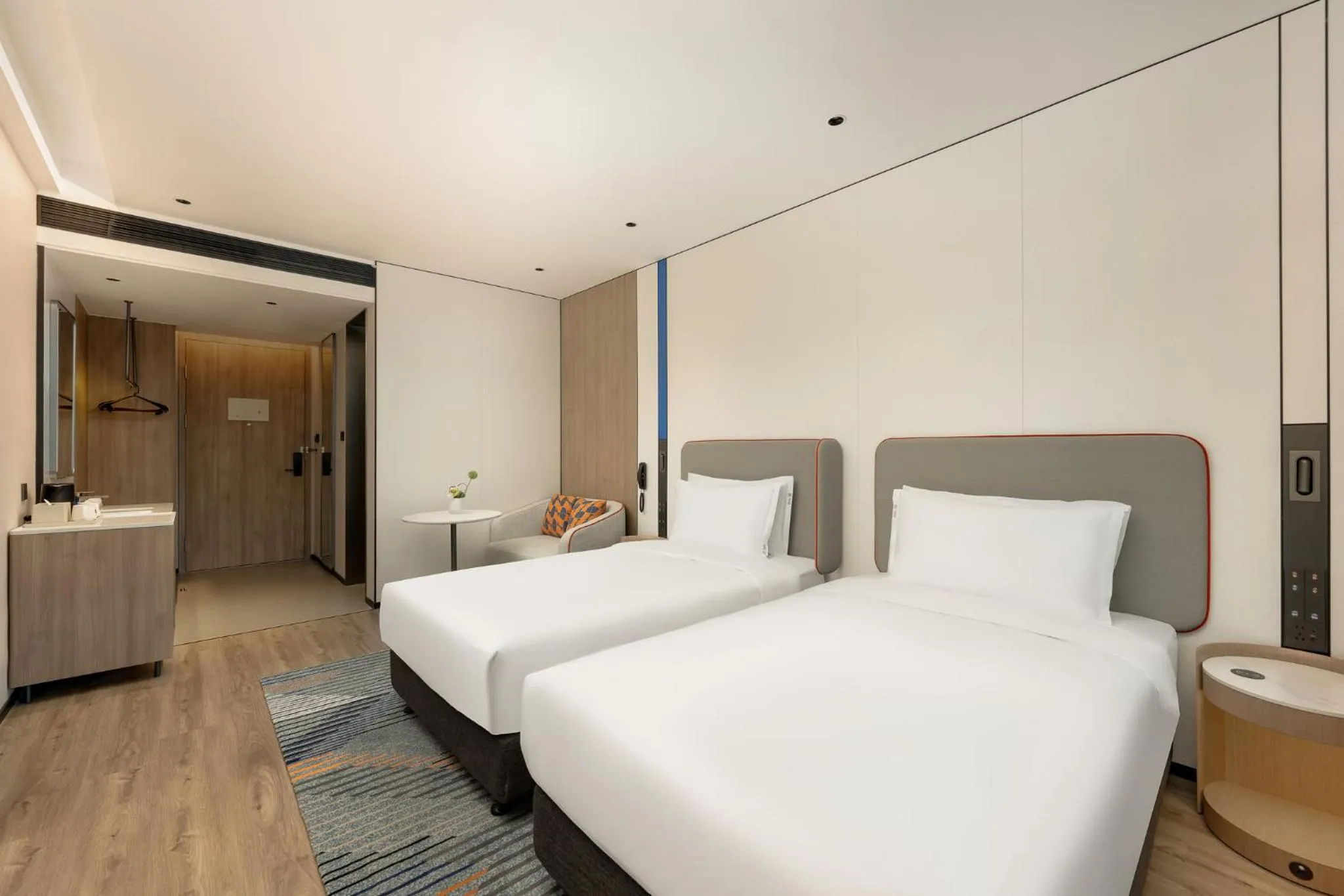 Photo of the whole room, Bed in Holiday Inn Express Shanghai Changyang Road by IHG