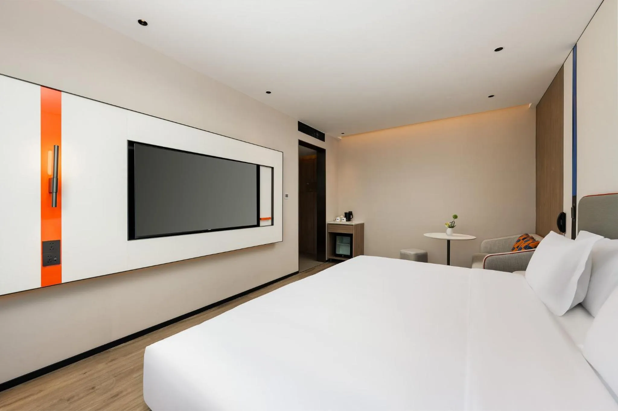 Photo of the whole room, Bed in Holiday Inn Express Shanghai Changyang Road by IHG